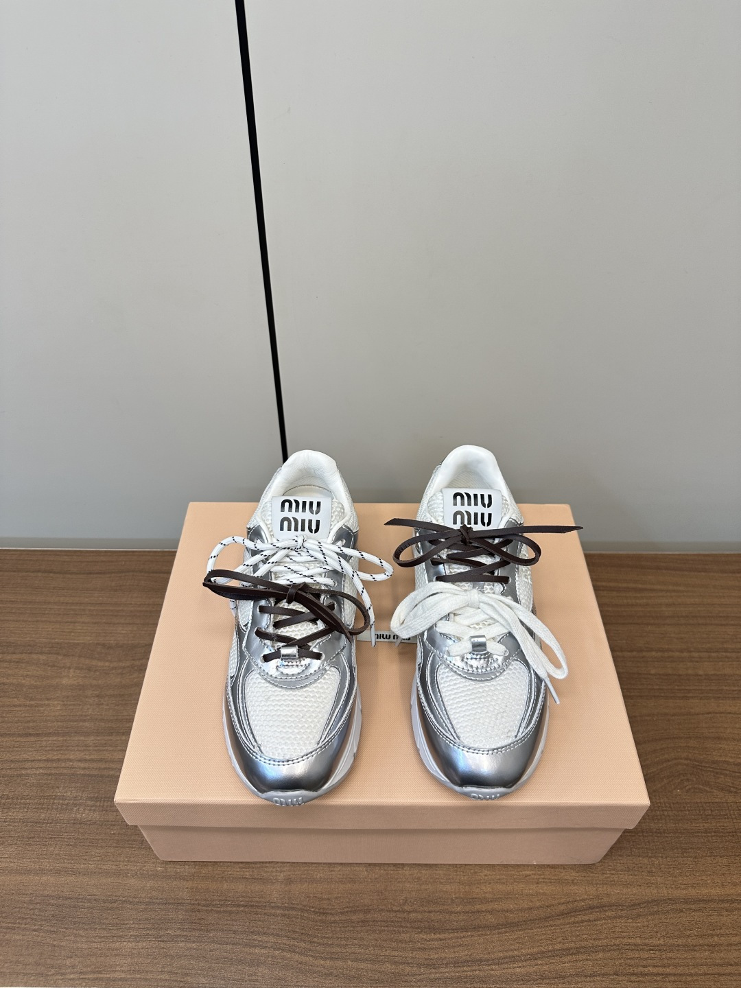 NO:410446,miumiu｜Miao Miu 2025 American retro style dad shoes sneakers miumiu American retro style dad shoes sneakers ~ old fashioned, casually matched, very comfortable, retro and fashionable, beautiful and simple sports shoe design, retro and fashionable, retro and fashionable, beautiful and simple sports shoe design, retro polished calfskin, sheepskin inner lining + latex insole, original open mold rubber foam sole SIZE35-40 (custom made in 40, 41), casual shoes/sports shoes, miumiu, sneakers, cowhide, sheepskin19860909miumiu｜缪缪2025美式复古风老爹鞋 运动鞋 miumiu缪缪美式复古风老爹鞋 运动鞋 ~ 做旧时尚,随意搭配上脚非常舒适,复古又时髦上脚美炸了简约的运动板鞋设计 复古擦色小牛皮面、 羊皮内里+乳胶鞋垫 原版开模橡胶发泡大底 SIZE35-40（40、41订做）,休闲鞋/运动鞋,miumiu,sneakers,cowhide,sheepskin,Women's Shoes