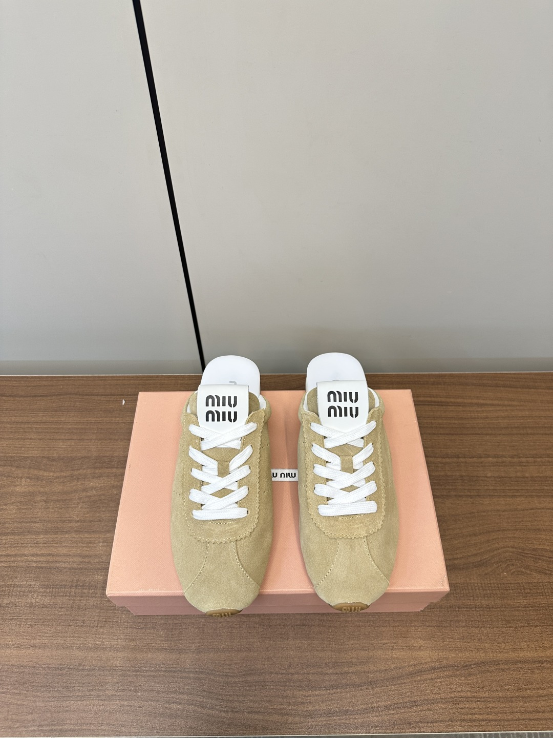 NO:410453,Top version MIUMIU｜Mu Miu training shoes chiffon breathable lazy semi-conveyed Miu Miu This pair of sneakers that were revealed on the show in the world have been launched. It is simple and casual and unruly, and can reflect the beauty of tannins. The whole pair of shoes is simple and fashionable, and it is very light and versatile!  Fabric: Frosted leather/chiffon fabric Inner: Sheepskin footrest Original molded outsole Size: 35-40, casual shoes/sports shoes, miumiu, sneakers, sheepskin19860909顶级版本 MIUMIU｜缪缪德训鞋雪纺布透气懒人半拖 Miu Miu 缪缪大秀上爆出的这双球鞋 后全球各大代购官网火爆上市. 简单很随意不羁又能体现单宁美感,整双鞋子设计简约时尚,上脚非常轻便 百搭！ 面料: 磨砂皮/雪纺布 内里: 羊皮垫脚 原版开模大底 Size:35-40,休闲鞋/运动鞋,miumiu,sneakers,sheepskin,Women's Shoes