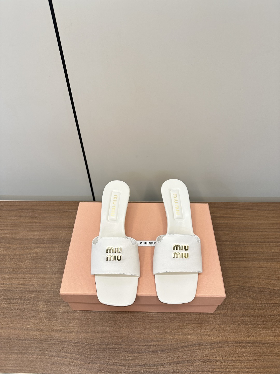 NO:410445,miumiu｜Miao’s new kitten and fashionable slippers!  It is easy to wear and walk on your feet~ the overall performance is very capable and neat, and can perfectly show the lines of your feet!  The heel height of the kitten is just right~ Fabric calfskin inner/foot pad sheepskin size35-39 (40 custom made without return!, high heels, miumiu, high heels, slippers, cowhide, sheepskin19860909miumiu｜缪缪新款小猫跟时尚拖鞋！ 上脚好穿又好走～整体非常的干练利落,可以完美展示脚部线条！小猫跟高度也刚刚好～ 面料小牛皮 内里/垫脚羊皮 size35-39（40订做不退换！,高跟鞋,miumiu,high heels,slippers,cowhide,sheepskin,Women's Shoes