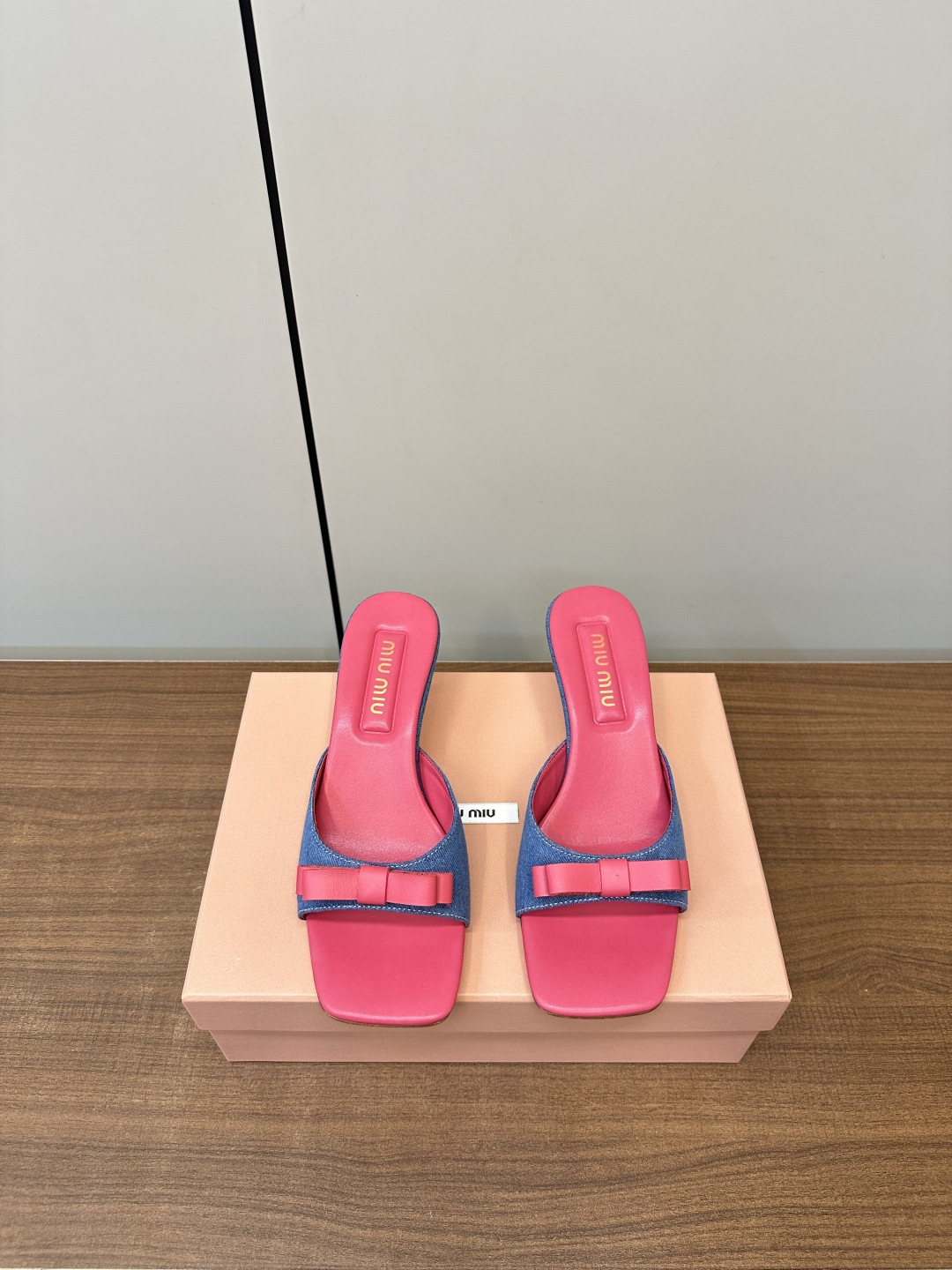 NO:410452,miumiu｜Miao's new kitten and bow-shaped slippers!  It is easy to wear and walk on your feet~ the overall performance is very capable and neat, and can perfectly show the lines of your feet!  The kitten heel height is just right~ Fabric denim lining/foot pad sheepskin size35-39 (40 custom made without return!, high heels, miumiu, high heels, slippers, sheepskin19860909miumiu｜缪缪新款小猫跟蝴蝶结时尚拖鞋！ 上脚好穿又好走～整体非常的干练利落,可以完美展示脚部线条！小猫跟高度也刚刚好～ 面料牛仔布 内里/垫脚羊皮 size35-39（40订做不退换！,高跟鞋,miumiu,high heels,slippers,sheepskin,Women's Shoes