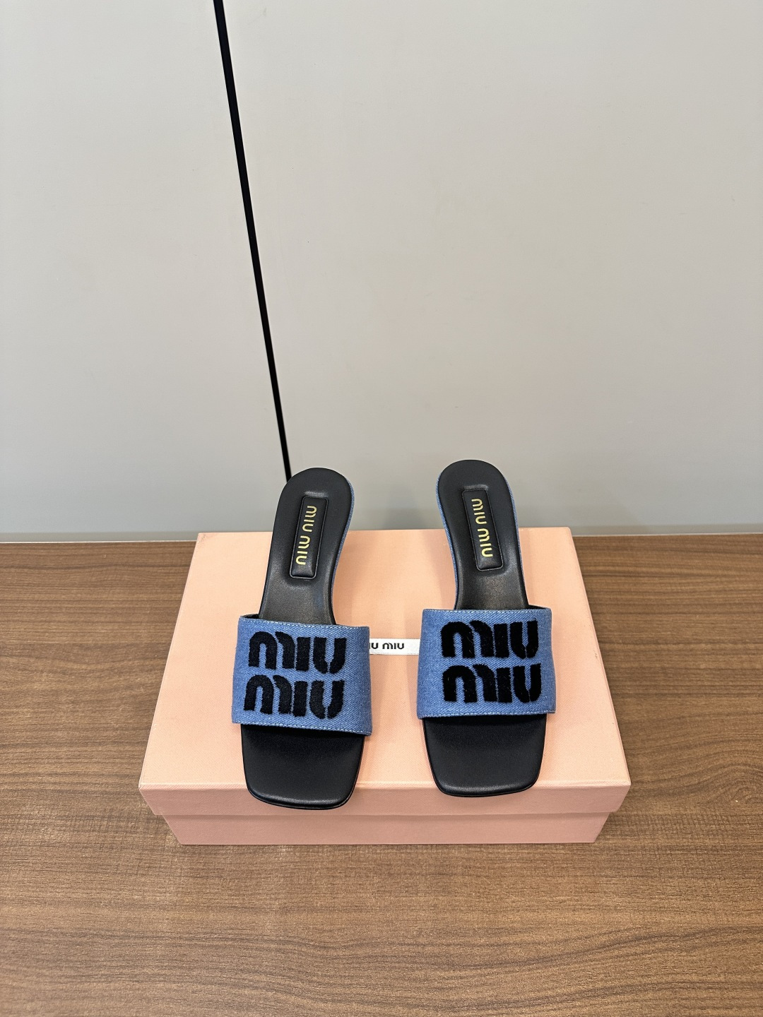 NO:410458,miumiu｜Miao's new kitten and 3D embroidered fashionable slippers!  It is easy to wear and walk on your feet~ the overall performance is very capable and neat, and can perfectly show the lines of your feet!  The heel height of the kitten is just right~ Fabric denim 3D embroidery inner/foot-up sheepskin size35-39 (40 custom made without return!, high heels, miumiu, high heels, slippers, sheepskin19860909miumiu｜缪缪新款小猫跟3D绣花时尚拖鞋！ 上脚好穿又好走～整体非常的干练利落,可以完美展示脚部线条！小猫跟高度也刚刚好～ 面料牛仔布3D刺绣 内里/垫脚羊皮 size35-39（40订做不退换！,高跟鞋,miumiu,high heels,slippers,sheepskin,Women's Shoes