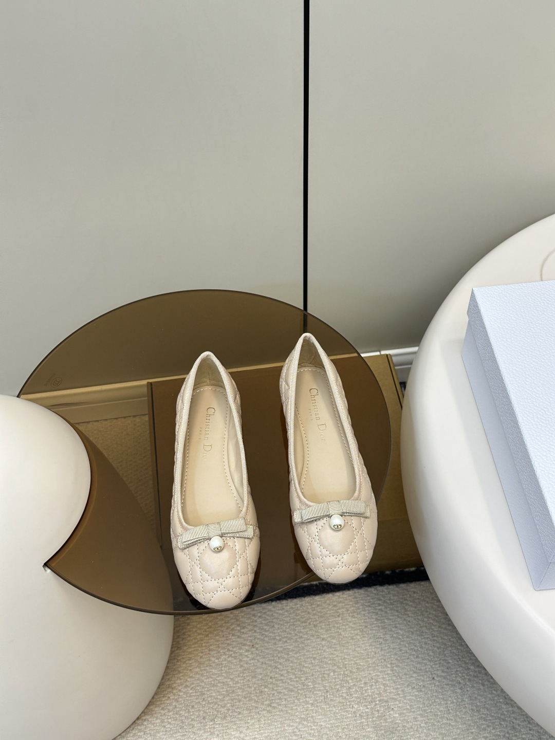 NO:406776,Top original single (with airplane box) Dior｜Dior New ballet shoes CD pearl buckle flat shoes Single shoes New pearl diamond plaid ballet ~ Classic Dior plaid elements of ballet shoes The pearl with CD details is exquisite design on the ribbed bow The essential model is really comfortable The quality sheepskin mat show The original single custom sheepskin size35-40 (customized by 40, 41, 42), single shoes, dior, dior, flats, sheepskin19860909顶级原单（配飞机盒） Dior｜迪奥 新品芭蕾舞鞋CD珍珠扣平底鞋 单鞋 新品珍珠菱格纹芭蕾舞 ～ 芭蕾鞋经典的迪奥藤格纹元素 罗纹蝴蝶结上加了CD细节的珍珠设计精致 必备款舒适感真的极极好 面料优质羊皮垫秀 内陆采用原单订制羊皮 size35-40（40、41、42定做）,单鞋,dior,dior,flats,sheepskin,Women's Shoes