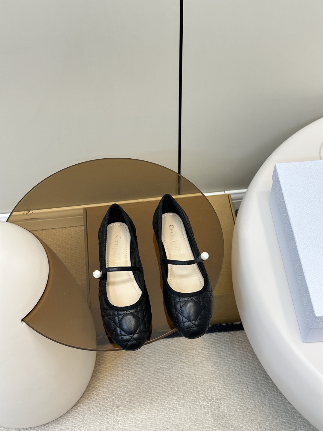 NO:406779,Top original single (with airplane box) Dior｜Dior New ballet shoes CD pearl buckle Mary Jane flat shoes Single shoes New pearl diamond plaid ballet ~ Classic Dior plaid elements of ballet shoes The pearl with CD details is exquisite design on the ribbed bow The essential model is really comfortable The quality sheepskin mat show The original single custom sheepskin size35-40 (customized by 40, 41, 42), single shoes, dior, dior, mary jane, flats, sheepskin19860909顶级原单（配飞机盒） Dior｜迪奥 新品芭蕾舞鞋CD珍珠扣玛丽珍平底鞋 单鞋 新品珍珠菱格纹芭蕾舞 ～ 芭蕾鞋经典的迪奥藤格纹元素 罗纹蝴蝶结上加了CD细节的珍珠设计精致 必备款舒适感真的极极好 面料优质羊皮垫秀 内陆采用原单订制羊皮 size35-40（40、41、42定做）,单鞋,dior,dior,mary jane,flats,sheepskin,Women's Shoes