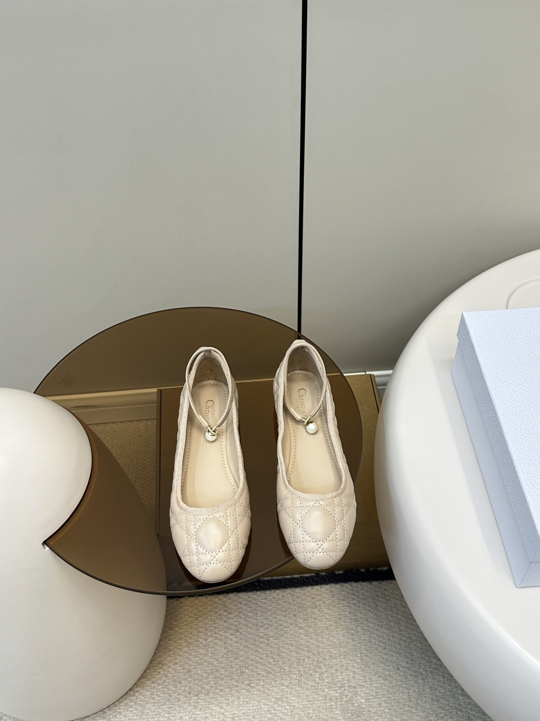 NO:406782,Top original single (with airplane box) Dior｜Dior New ballet shoes CD pearl buckle Mary Jane flat shoes Single shoes New pearl diamond plaid ballet ~ Classic Dior plaid elements of ballet shoes The pearl with CD details is exquisite design on the ribbed bow The essential model is really comfortable The quality sheepskin mat show The original single custom sheepskin size35-40 (customized by 40, 41, 42), single shoes, dior, dior, mary jane, flats, sheepskin19860909顶级原单（配飞机盒） Dior｜迪奥 新品芭蕾舞鞋CD珍珠扣玛丽珍平底鞋 单鞋 新品珍珠菱格纹芭蕾舞 ～ 芭蕾鞋经典的迪奥藤格纹元素 罗纹蝴蝶结上加了CD细节的珍珠设计精致 必备款舒适感真的极极好 面料优质羊皮垫秀 内陆采用原单订制羊皮 size35-40（40、41、42定做）,单鞋,dior,dior,mary jane,flats,sheepskin,Women's Shoes