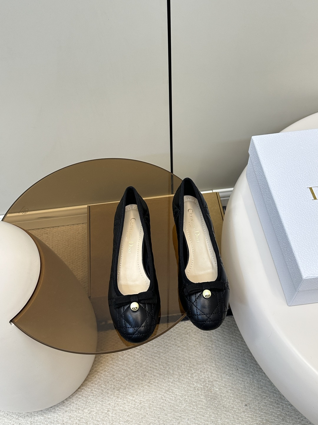 NO:406785,Top original single (with airplane box) Dior｜Dior New ballet shoes CD pearl buckle 3cm thick heel single shoes New pearl diamond plaid ballet ~ classic Dior plaid elements of ballet shoes Ribbed bow with CD details exquisite design The essential model is really excellent to have a good comfort. High-quality sheepskin fabric mat show Inland is made of original single custom sheepskin size35-40 (customized for 40, 41, 42), single shoes, dior, dior, sheepskin19860909顶级原单（配飞机盒） Dior｜迪奥 新品芭蕾舞鞋CD珍珠扣3cm粗跟单鞋 新品珍珠菱格纹芭蕾舞 ～ 芭蕾鞋经典的迪奥藤格纹元素 罗纹蝴蝶结上加了CD细节的珍珠设计精致 必备款舒适感真的极极好 面料优质羊皮垫秀 内陆采用原单订制羊皮 size35-40（40、41、42定做）,单鞋,dior,dior,sheepskin,Women's Shoes