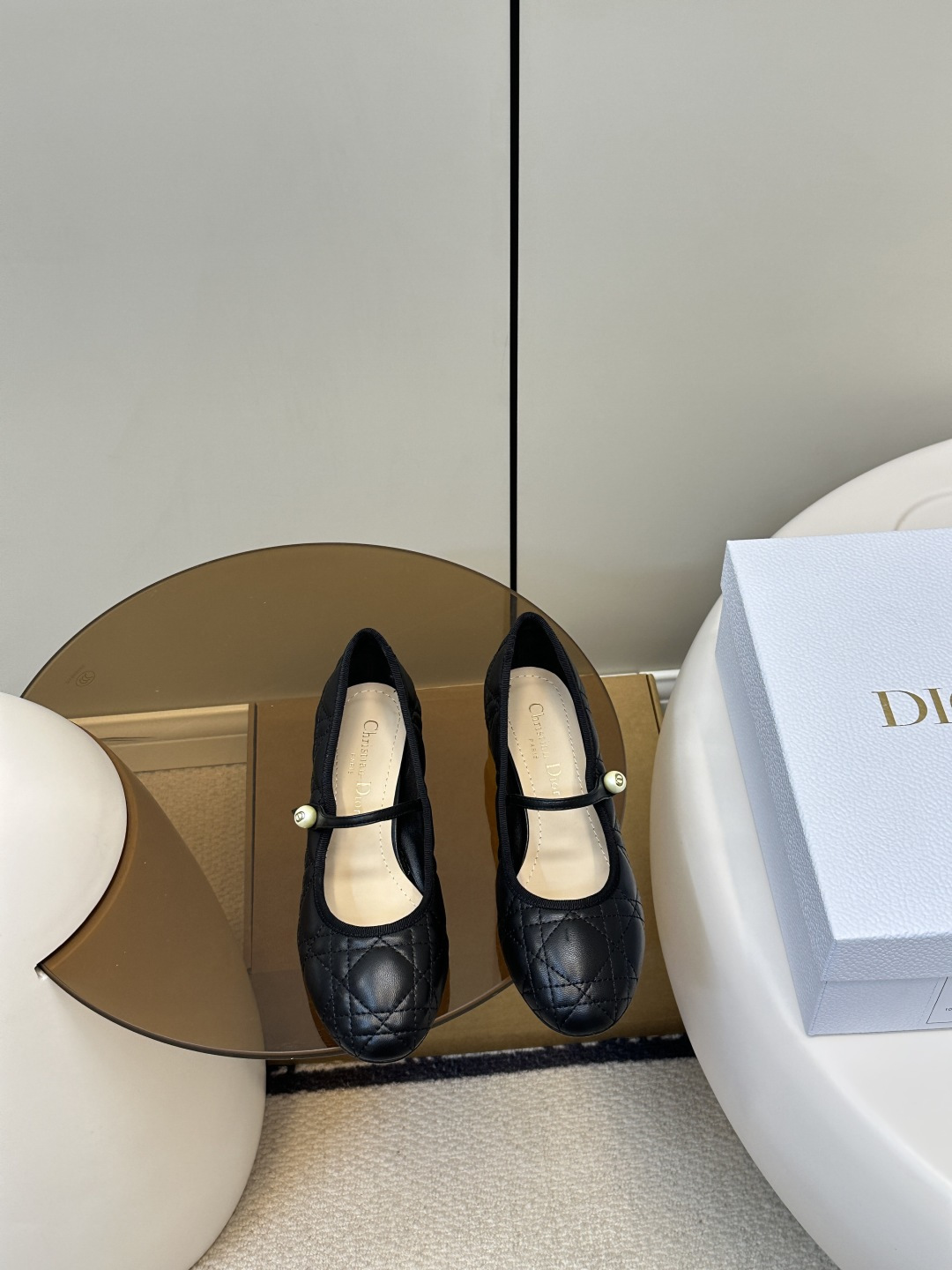 NO:406788,Top original single (with airplane box) Dior｜Dior New ballet shoes CD pearl buckle Mary Jane 3cm thick heel single shoes New pearl diamond plaid ballet ~ classic Dior plaid elements of ballet shoes The pearl with CD details is exquisite design on the ribbed bow The essential model is really comfortable The quality sheepskin mat show The original single custom sheepskin size35-40 (customized by 40, 41, 42), single shoes, dior, dior, mary jane, sheepskin19860909顶级原单（配飞机盒） Dior｜迪奥 新品芭蕾舞鞋CD珍珠扣玛丽珍3cm粗跟单鞋 新品珍珠菱格纹芭蕾舞 ～ 芭蕾鞋经典的迪奥藤格纹元素 罗纹蝴蝶结上加了CD细节的珍珠设计精致 必备款舒适感真的极极好 面料优质羊皮垫秀 内陆采用原单订制羊皮 size35-40（40、41、42定做）,单鞋,dior,dior,mary jane,sheepskin,Women's Shoes