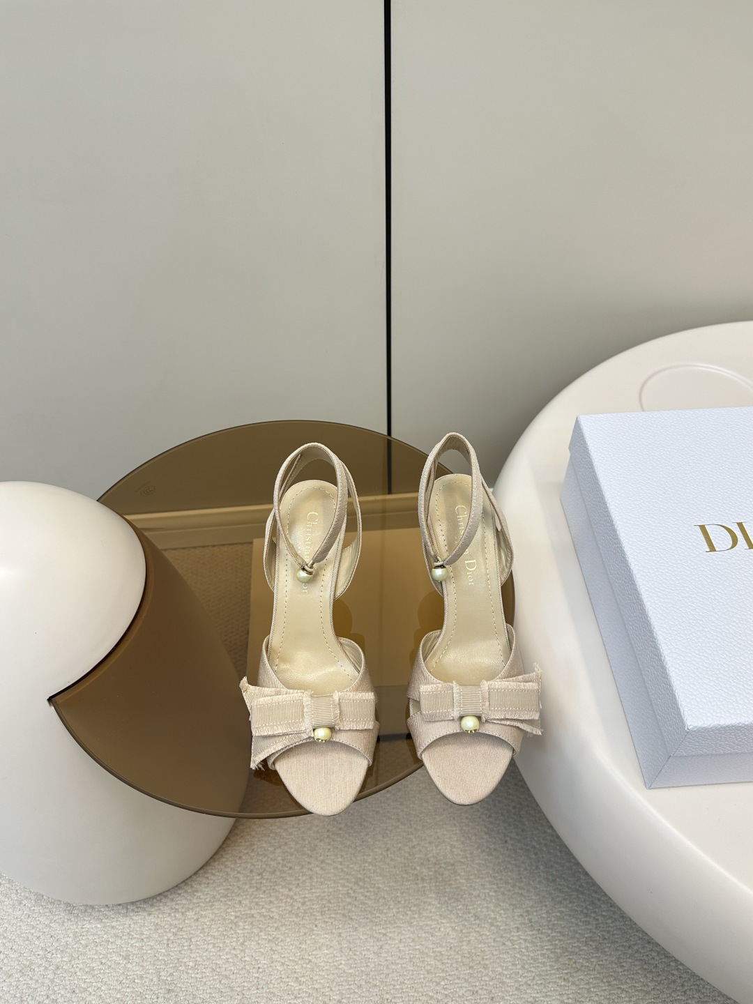 NO:406778,Top original single (with airplane box) Dior｜Dior New ballet shoes CD pearl button high heel sandals New pearl button high heel sandals Sexy and fashionable The pearl with CD details on the bow is exquisitely designed. The essential model is really comfortable. Fabric Shandong silk fabric!  Inland use original single custom sheepskin size35-40 (customized by 40, 41, 42), high heels, dior, dior, sandals, high heels, sheepskin19860909顶级原单（配飞机盒） Dior｜迪奥 新品芭蕾舞鞋CD珍珠扣高跟凉鞋 新品珍珠扣高跟凉鞋 性感且时髦 蝴蝶结上加了CD细节的珍珠设计精致 必备款舒适感真的极极好 面料山东绸布料！ 内陆采用原单订制羊皮 size35-40（40、41、42定做）,高跟鞋,dior,dior,sandals,high heels,sheepskin,Women's Shoes