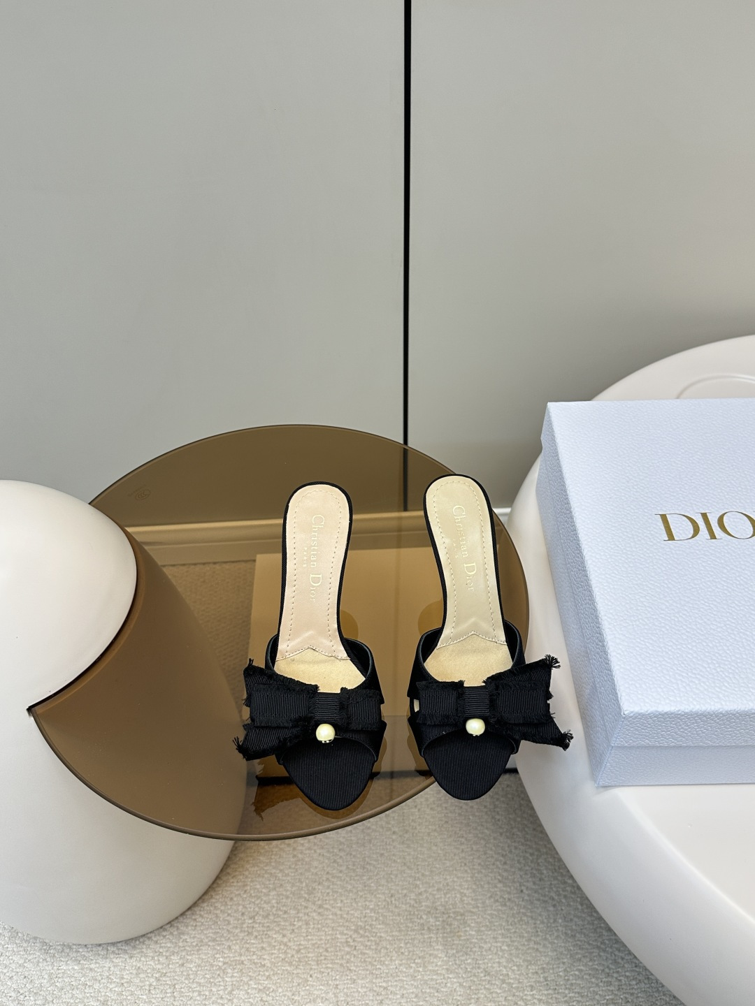 NO:406781,Top original single (with aircraft box) Dior｜Dior New bow CD pearl button high heel sandals Slippers New pearl button high heel sandals Sexy and fashionable The pearl design with CD details on the bow is exquisite. The essential model is really comfortable. Fabric Shandong silk fabric!  Inland use original single custom sheepskin size35-40 (customized by 40, 41, 42), high heels, dior, dior, sandals, high heels, slippers, sheepskin19860909顶级原单（配飞机盒） Dior｜迪奥 新品蝴蝶结CD珍珠扣高跟凉鞋 拖鞋 新品珍珠扣高跟凉鞋 性感且时髦 蝴蝶结上加了CD细节的珍珠设计精致 必备款舒适感真的极极好 面料山东绸布料！ 内陆采用原单订制羊皮 size35-40（40、41、42定做）,高跟鞋,dior,dior,sandals,high heels,slippers,sheepskin,Women's Shoes