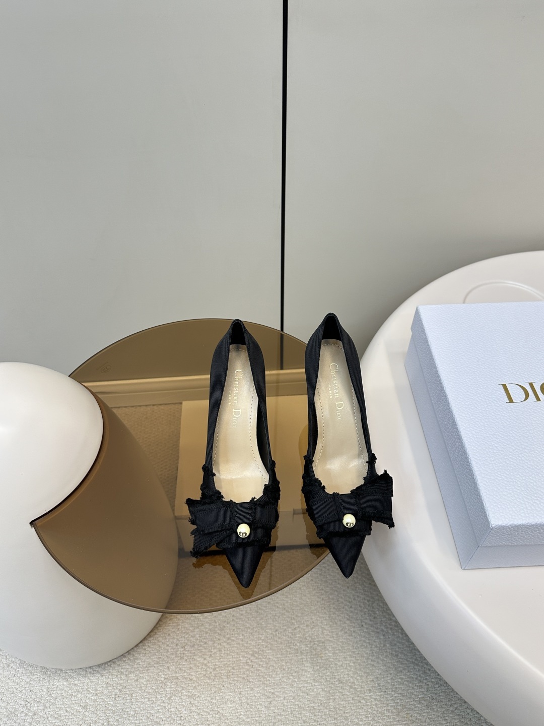 NO:406784,Top original single (with aircraft box) Dior｜Dior New bow CD pearl buckle high heel shoes New pearl buckle high heel shoes Sexy and fashionable The pearl design with CD details on the bow is exquisite. The essential model is really comfortable. Fabric Shandong silk fabric!  Inland, we use original single custom sheepskin size35-40 (customized by 40, 41, 42), high heels, dior, dior, high heels, sheepskin19860909顶级原单（配飞机盒） Dior｜迪奥 新品蝴蝶结CD珍珠扣高跟单鞋 新品珍珠扣高跟鞋 性感且时髦 蝴蝶结上加了CD细节的珍珠设计精致 必备款舒适感真的极极好 面料山东绸布料！ 内陆采用原单订制羊皮 size35-40（40、41、42定做）,高跟鞋,dior,dior,high heels,sheepskin,Women's Shoes