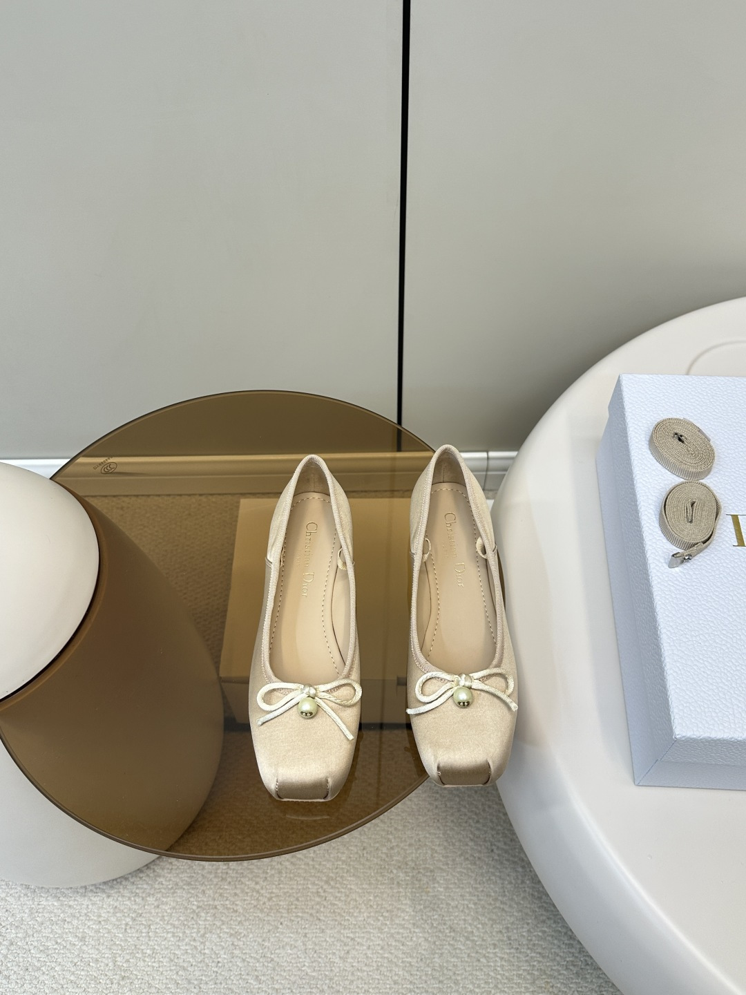 NO:406787,Top original single (with airplane box) Dior｜Dior New ballet shoes CD pearl buckle flat shoes New pearl diamond ballet ~ The classic bow of the ballet shoes is exquisite with CD details. The essential model is really comfortable. Imported silk fabric. The inner part is made of original single custom sheepskin. Original open mold rubber sole size35-40 (customized for 40, 41, 42), high heels, dior, dior, flats, high heels, sheepskin, real silk19860909顶级原单（配飞机盒） Dior｜迪奥 新品芭蕾舞鞋CD珍珠扣平底鞋 新品珍珠菱格纹芭蕾舞 ～ 芭蕾鞋经典的蝴蝶结上加了CD细节的珍珠设计精致 必备款舒适感真的极极好 面料进口真丝布料 内里采用原单订制羊皮 原版开模橡胶底 size35-40（40、41、42定做）,高跟鞋,dior,dior,flats,high heels,sheepskin,real silk,Women's Shoes