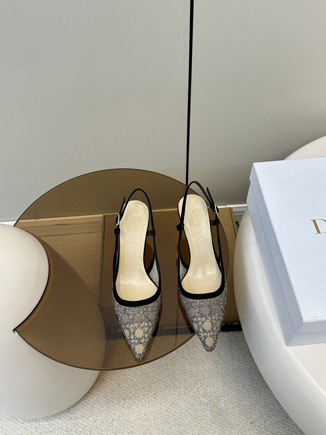 NO:406790,Top original (with airplane box) Dior｜Dior New cat heel soup diamond fashion sandals New hot diamond kitten heel sandals Classic Dior plaid elements Fashion essentials are really great Comfortable Fabric mesh + soup diamonds The inner lining is made of original custom sheepskin Italian leather sole size35-40 (customized for 40, 41, 42), high heels, dior, dior, sandals, high heels, sheepskin19860909顶级原单（配飞机盒） Dior｜迪奥 新品猫跟汤钻时尚凉鞋 新品烫钻小猫跟凉鞋 经典的迪奥藤格纹元素 时尚必备款舒适感真的极极好 面料网纱+汤钻 内里采用原单订制羊皮 意大利真皮底 size35-40（40、41、42定做）,高跟鞋,dior,dior,sandals,high heels,sheepskin,Women's Shoes