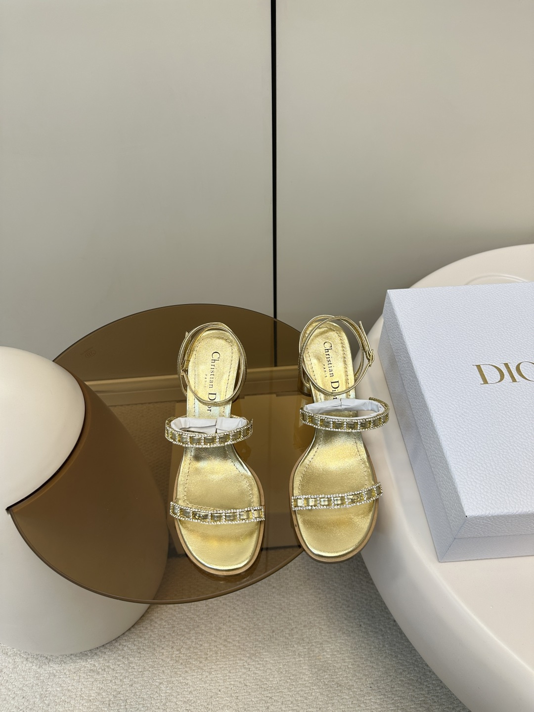 NO:404045,Top version (with airplane box) Dior｜Dior 25ss Summer new model New elements Spring and summer new diamond button sandals women's shoes Sisters!  Dior's wealthy daughter's sandals this season!  Noble ceiling The upper is covered with imported Ao Diamond, and the special effect of Galaxy broken diamonds under the light. Black and gold two colors are available. Black and cool gold is noble. Upper imported cowhide/imported Australian diamonds. Inner water dyed sheepskin inner lining. Outsole Italian leather outsole. Heels high flat sole/8.5cm Size#35-42 (40 41 42 custom made without return or exchange), high heels, dior, dior, sandals, high heels, cowhide, sheepskin, Leather soles19860909顶级版本（配飞机盒） Dior｜迪奥 25ss 夏季新款 新元素 春夏新款钻扣凉鞋女鞋 姐妹们！挖到本季Dior的富家千金本命凉鞋了！贵气天花板 鞋面铺满进口奥钻,灯光下自带银河碎钻特效 黑金双色可选,黑酷飒金贵气 鞋面进口牛皮/进口澳钻 内里水染羊皮内里  大底意大利真皮大底 跟高平底/8.5cm Size#35-42（40 41 42订做不退换）,高跟鞋凉鞋,dior,dior,sandals,high heels,cowhide,sheepskin,Leather soles,Women's Shoes