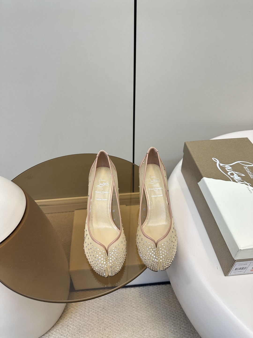 NO:404005,CL× MM6 | Majella co-branded high-heel split-toe shoe nail-drilled style Christian Lorbortin and Maison Margiela 25ss new co-branded split-toe flat shoes are both high-end and fashionable!  bring bring diamonds are very beautiful and luxurious. This spring is a very popular collaboration. It combines the tabi and the sharp and fashionable CL very cutely. Wear a set of Outfits that I think will match. The upper uses breathable mesh and iron diamonds, and the comfort is not to be questioned!  footbed sheepskin size35-40 (40 custom made), split-toe shoes and high heels, tom ford,masion margiela,masion margiela,flats,high heels,sheepskin19860909CL× MM6 ｜马吉拉联名款高跟分趾鞋烫钻款 ChristianLorbortin和MaisonMargiela25ss新款联名分趾平底鞋即高定又时尚！bring bring钻非常漂亮又奢华 这波春来乍到的联名还挺戳我的 把tabi和锐利时髦的CL融合的很嗲 穿了一套觉得会很配的Outfit去 鞋面采用透气网纱烫钻、舒适度不用质疑！ 垫脚羊皮 size35-40（40订做）,分趾鞋高跟鞋,tom ford,masion margiela,masion margiela,flats,high heels,sheepskin,Women's Shoes