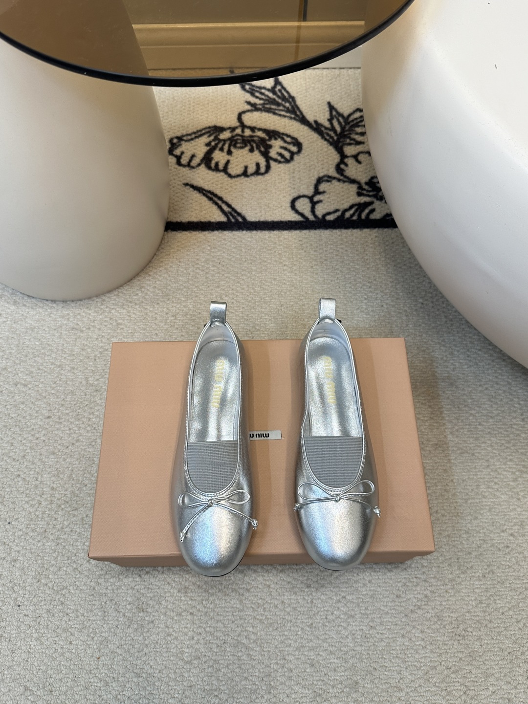 NO:410483,MIUMIU｜Mu Miu Bow Fashionable Ballet Shoes Miu Miu The sneakers that were released on the show were launched on major shopping agents around the world. They are simple and casual and unruly, and can reflect the beauty of tannins. The whole pair of shoes is simple and fashionable, and the feet are very light and versatile!  Fabric: Sheepskin upper Inner: Sheepskin footrest Original open molded sole Size: 35-40, single shoes, miumiu, sheepskin19860909MIUMIU｜缪缪蝴蝶结时尚芭蕾舞鞋 Miu Miu 缪缪大秀上爆出的这双球鞋 后全球各大代购官网火爆上市. 简单很随意不羁又能体现单宁美感,整双鞋子设计简约时尚,上脚非常轻便 百搭！ 面料: 羊皮鞋面 内里: 羊皮垫脚 原版开模大底 Size:35-40,单鞋,miumiu,sheepskin,Women's Shoes