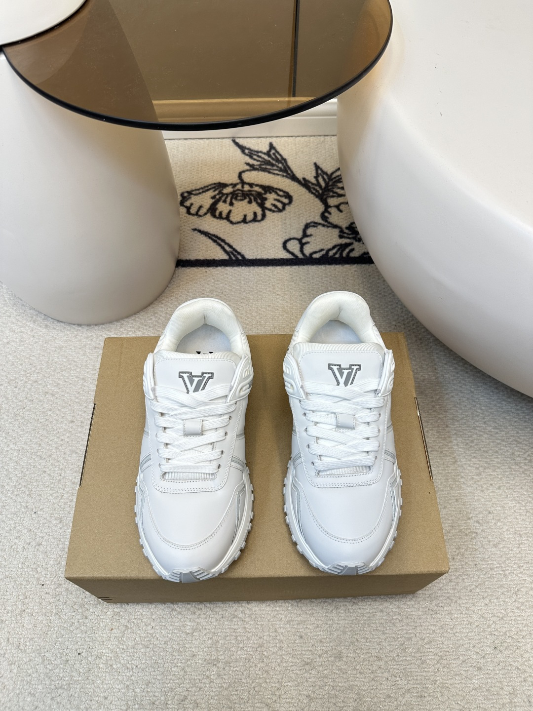NO:410489,LV｜Louis Vuitton L Home Latest Run Away Maxi Series Fat Ding Couple Style Thick Sole Casual Sports Shoes Original Purchase and Development Making Products Run Away Maxi Sports Shoes debuted in the early autumn series of 2025, continuing the iconic design of Run Away Sports Shoes with large versions. The smooth cowhide upper is integrated with contrasting color LV letters and Vuitton logo, light rubber wedge outsole citing running shoes configuration, exquisite packaging for delivery counter Fabric: Original custom imported top layer cowhide Inner: Original custom breathable net Outsole: Original open mold TPU combination sole Thickness: 3.5CM Size: Women's 35-40 / Men's 38-45, casual shoes/sports shoes, louis  vuitton, louis vuitton, louis vuitton, louis vuitton, sneakers, cowhide19860909LV｜路易威登 L家 驴牌最新Run Away Maxi系列 胖丁 情侣款 厚底 休闲 运动鞋 原版购入开发 做货 Run Away Maxi 运动鞋初次亮相于 2025 早秋系列,以大号版本延续 Run Away 运动鞋的标志性设计.光滑牛皮革鞋面融入撞色 LV 字母和 Vuitton 标识,轻盈橡胶坡跟外底援引跑鞋构型 配送专柜精美包装 面料: 原版定制进口头层牛皮 内里: 原版定制透气网里 大底: 原版开模TPU组合大底 底厚: 3.5CM Size: 女款35-40 / 男款38-45,休闲鞋/运动鞋,louis vuitton,louis vuitton,louis vuitton,louis vuitton,sneakers,cowhide,Women's Shoes