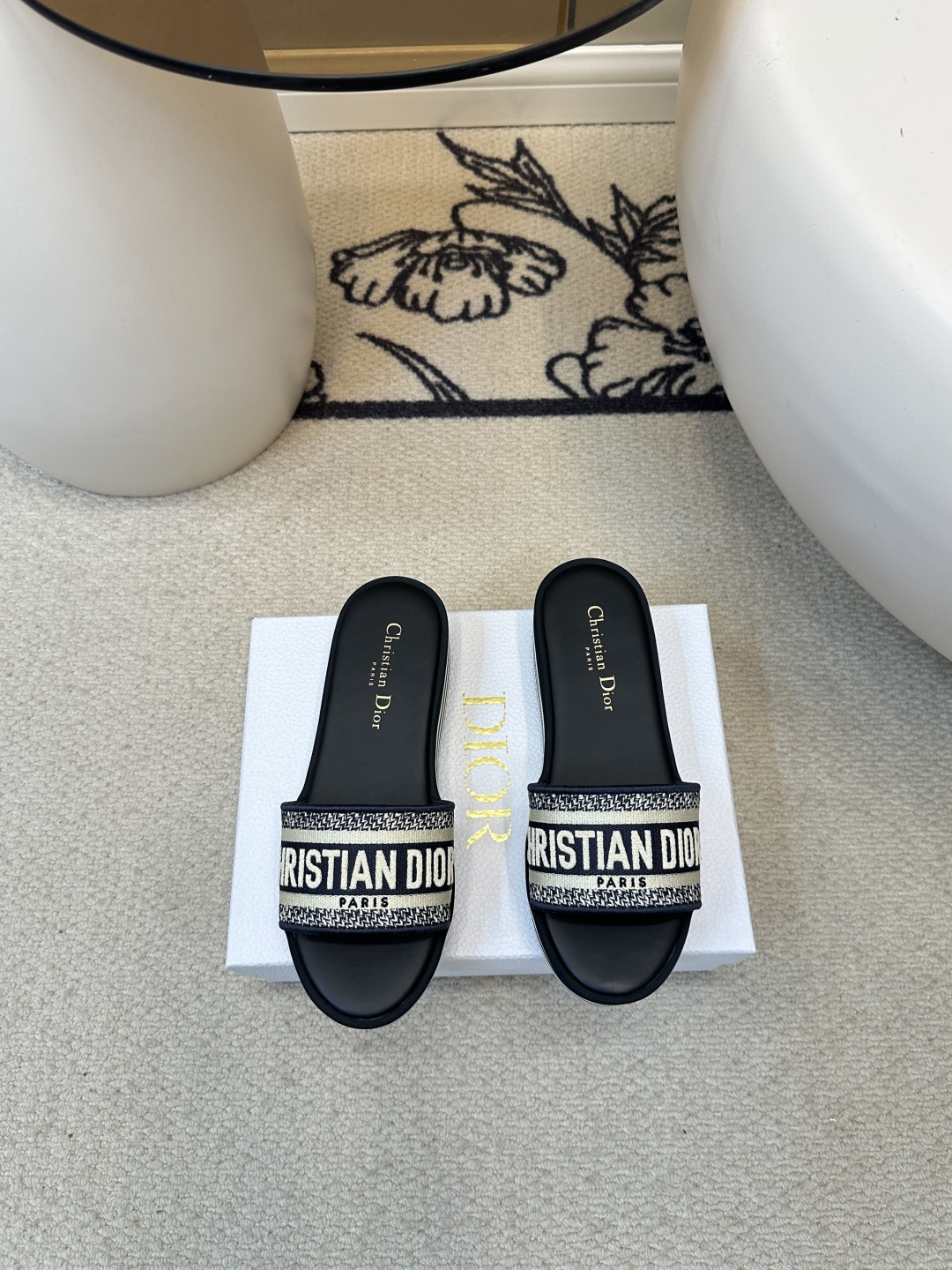 NO:410496,Top original single (with aircraft box) DIOR｜Dio 2025 early spring new pad embroidered thick-soled slippers Internet celebrity check-in single style, the upper is embroidered with D-shaped craftsmanship, retro and trendy. Simple and atmospheric, original one-to-one-size, custom-made upper embroidery, original wear-resistant foam sole, inner mixed-bred sheepskin, foot pad sheepskin mat, size35-40, (customized for 40.41.42), slippers, dior, dior, slippers, sheepskin19860909顶级原单（配飞机盒） DIOR｜迪奥2025早春新款垫绣版厚底拖鞋 网红打卡爆单款、鞋面采用垫绣Ｄ字工艺、复古而又新潮.简单大气、原版一比一定制鞋面刺绣品、 原标耐磨发泡底 内里混种羊皮、 垫脚羊皮垫、 size35-40、（40.41.42定做）,拖鞋,dior,dior,slippers,sheepskin,Women's Shoes