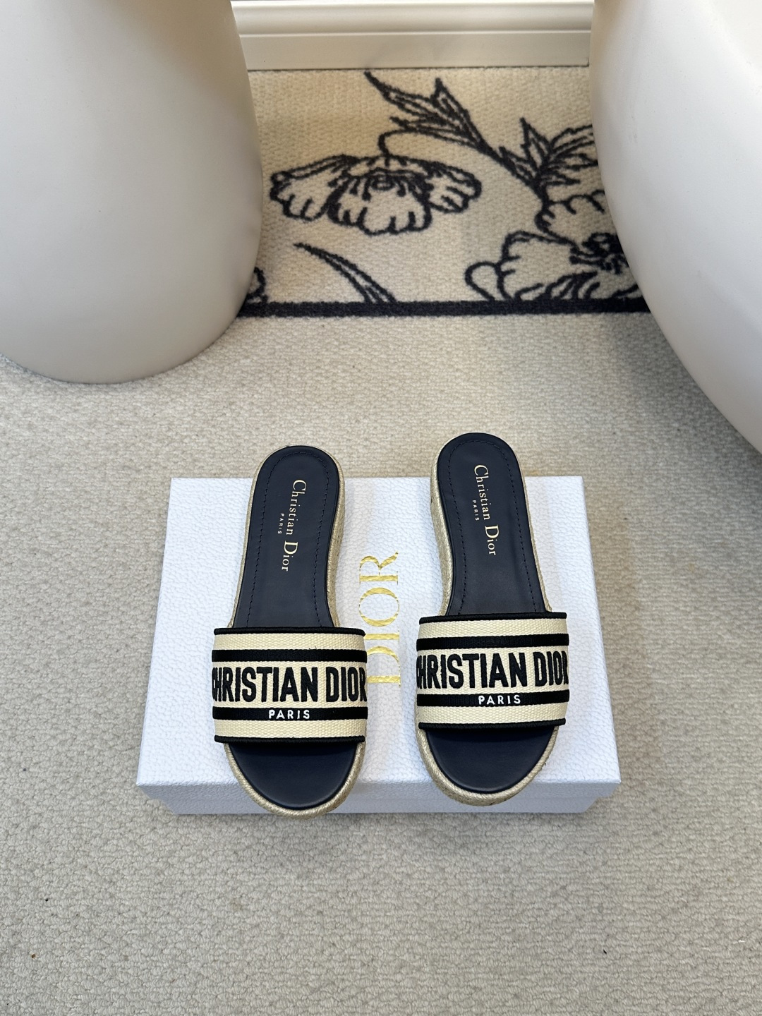 NO:410441,Top original single (with aircraft box) DIOR｜Dio 2025 early spring new pad embroidered thick-soled slippers Internet celebrity check-in single style, the upper is embroidered with D-shaped craftsmanship, retro and trendy. Simple and atmospheric, original one-to-one custom upper embroidery, original hemp rope sole, inner mixed-bred sheepskin, footbed sheepskin mat, size35-40, (customized for 40.41.42), slippers, dior, dior, slippers, sheepskin19860909顶级原单（配飞机盒） DIOR｜迪奥2025早春新款垫绣版厚底拖鞋 网红打卡爆单款、鞋面采用垫绣Ｄ字工艺、复古而又新潮.简单大气、原版一比一定制鞋面刺绣品、 原版麻绳底 内里混种羊皮、 垫脚羊皮垫、 size35-40、（40.41.42定做）,拖鞋,dior,dior,slippers,sheepskin,Women's Shoes