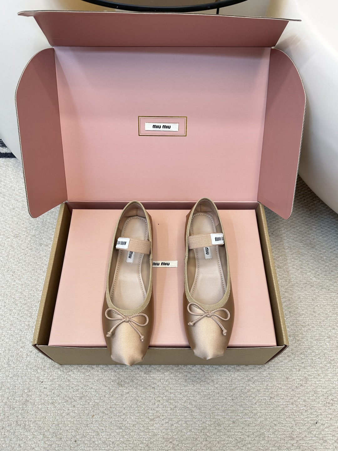 NO:406769,Top quality (airplane box) MIU MIU | Satin ballet flat shoes are unveiled at the fashion show, rejuvenating the iconic style of the MiuMiu series. The unique design is accompanied by a relaxing belt decorated with a bow and a logo to show the soft style. This pair of ballet shoes is simply poisonous, and the more you look at it, the more you like it, it is not nonsense. The bow embellishment of the toe is a magical skill!  It won't overshadow the audience, but it adds a lot of cute girlish feel to these shoes!  The large U-neck design embosses the ankle lines so thin that the whole person looks tall and elegant. Upper fabric, imported silk fabric, skin-friendly mixed goat leather material, soft sheepskin touch, even if worn naked feet, there is no pressure. The sole uses imported genuine leather sole from Italy. Size#35-40 (customized for 40.41.42, no return or exchange), ballet shoes, miumiu, mary jane, flats, sheepskin, real silk19860909顶级品质（飞机盒） MIU MIU｜缪缪玛丽珍仙女芭蕾舞单鞋 缎面芭蕾平底鞋亮相时装秀,焕新演绎MiuMiu系列标志性的风格. 别致的设计伴以蝴蝶结与徽标装点的弹力带,展露柔美风情.这双芭蕾舞鞋简直有毒,越看越中意真不是瞎说的. 鞋头的蝴蝶结点缀是妙笔神功！不会喧宾夺主 但又为这双鞋增添了不少可爱少女感！ 大U口设计将脚踝线条修饰得好纤细让整个人看起来高挑又优雅 鞋面面料 进口真丝面料 内里缝合亲肤的混种山羊皮料柔嫩的羊皮触感 哪怕裸脚穿 都毫无压力 大底采用意大利进口真皮鞋底 Size#35-40（40.41.42定做不退换),芭蕾舞鞋,miumiu,mary jane,flats,sheepskin,real silk,Women's Shoes