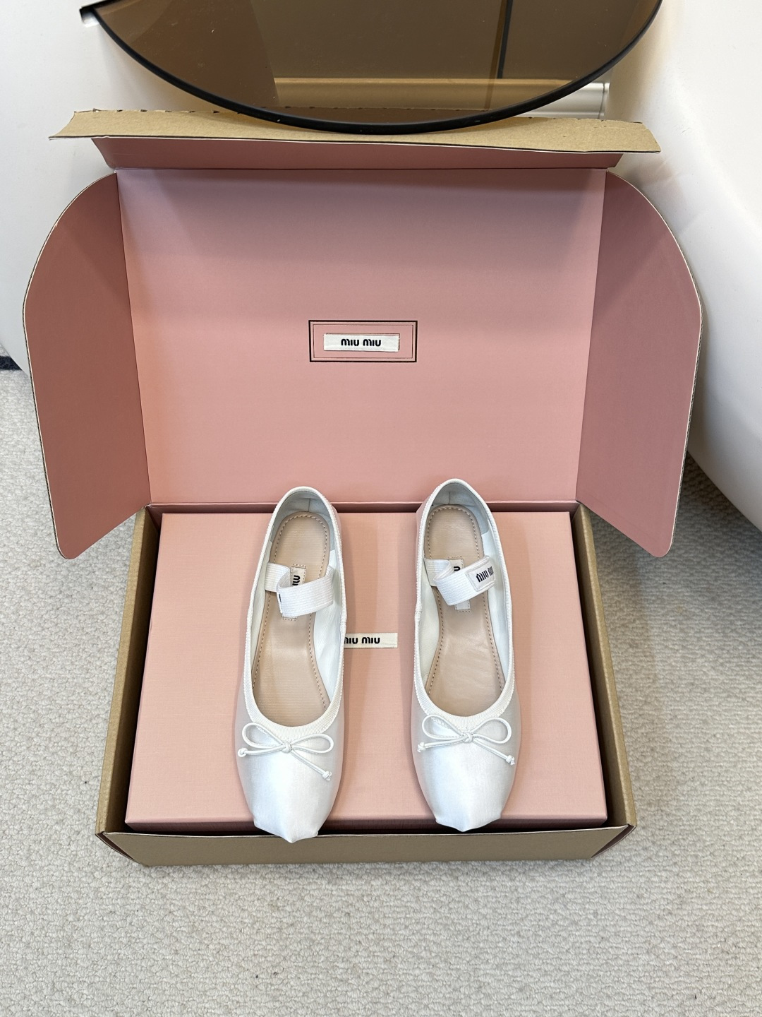 NO:406760,Top quality (airplane box) MIU MIU | Satin ballet flat shoes are unveiled at the fashion show, rejuvenating the iconic style of the MiuMiu series. The unique design is accompanied by a relaxing belt decorated with a bow and a logo to show the soft style. This pair of ballet shoes is simply poisonous, and the more you look at it, the more you like it, it is not nonsense. The bow embellishment of the toe is a magical skill!  It won't overshadow the audience, but it adds a lot of cute girlish feel to these shoes!  The large U-neck design embosses the ankle lines so thin that the whole person looks tall and elegant. Upper fabric, imported silk fabric, skin-friendly mixed goat leather material, soft sheepskin touch, even if worn naked feet, there is no pressure. The sole uses imported genuine leather sole from Italy. Size#35-40 (customized for 40.41.42, no return or exchange), ballet shoes, miumiu, mary jane, flats, sheepskin, real silk19860909顶级品质（飞机盒） MIU MIU｜缪缪玛丽珍仙女芭蕾舞单鞋 缎面芭蕾平底鞋亮相时装秀,焕新演绎MiuMiu系列标志性的风格. 别致的设计伴以蝴蝶结与徽标装点的弹力带,展露柔美风情.这双芭蕾舞鞋简直有毒,越看越中意真不是瞎说的. 鞋头的蝴蝶结点缀是妙笔神功！不会喧宾夺主 但又为这双鞋增添了不少可爱少女感！ 大U口设计将脚踝线条修饰得好纤细让整个人看起来高挑又优雅 鞋面面料 进口真丝面料 内里缝合亲肤的混种山羊皮料柔嫩的羊皮触感 哪怕裸脚穿 都毫无压力 大底采用意大利进口真皮鞋底 Size#35-40（40.41.42定做不退换),芭蕾舞鞋,miumiu,mary jane,flats,sheepskin,real silk,Women's Shoes