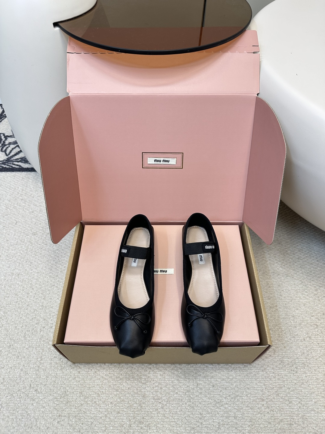 NO:406764,Top quality (airplane box) MIU MIU | Miu Miu Mary Jane Fairy Ballet Sheepskin Single Shoes Satin Ballet Flats debuted at the fashion show, reinvigorating the iconic style of the MiuMiu series. The unique design is accompanied by a relaxing belt decorated with bows and logos, showing a soft style. This pair of ballet shoes is simply poisonous, and the more you look at it, the more you like it, it is really not nonsense. The bow embellishment of the toe is a magical skill!  It won't overshadow the audience, but it adds a lot of cute girlish feel to these shoes!  The large U-mouth design makes the ankle lines so slender that the whole person looks tall and elegant. Upper fabric, high-quality goat skin, a skin-friendly mixed goat skin-skin-slit, soft goat skin touch. Even if you wear naked feet, there is no pressure. The sole uses genuine leather sole imported from Italy. Size#35-40 (customized for 40.41.42, no return or exchange), ballet shoes, miumiu, mary jane, flats, sheepskin19860909顶级品质（飞机盒） MIU MIU｜缪缪玛丽珍仙女芭蕾舞羊皮单鞋 缎面芭蕾平底鞋亮相时装秀,焕新演绎MiuMiu系列标志性的风格. 别致的设计伴以蝴蝶结与徽标装点的弹力带,展露柔美风情.这双芭蕾舞鞋简直有毒,越看越中意真不是瞎说的. 鞋头的蝴蝶结点缀是妙笔神功！不会喧宾夺主 但又为这双鞋增添了不少可爱少女感！ 大U口设计将脚踝线条修饰得好纤细让整个人看起来高挑又优雅 鞋面面料 优质山羊皮 内里缝合亲肤的混种山羊皮料柔嫩的羊皮触感 哪怕裸脚穿 都毫无压力 大底采用意大利进口真皮鞋底 Size#35-40（40.41.42定做不退换),芭蕾舞鞋,miumiu,mary jane,flats,sheepskin,Women's Shoes