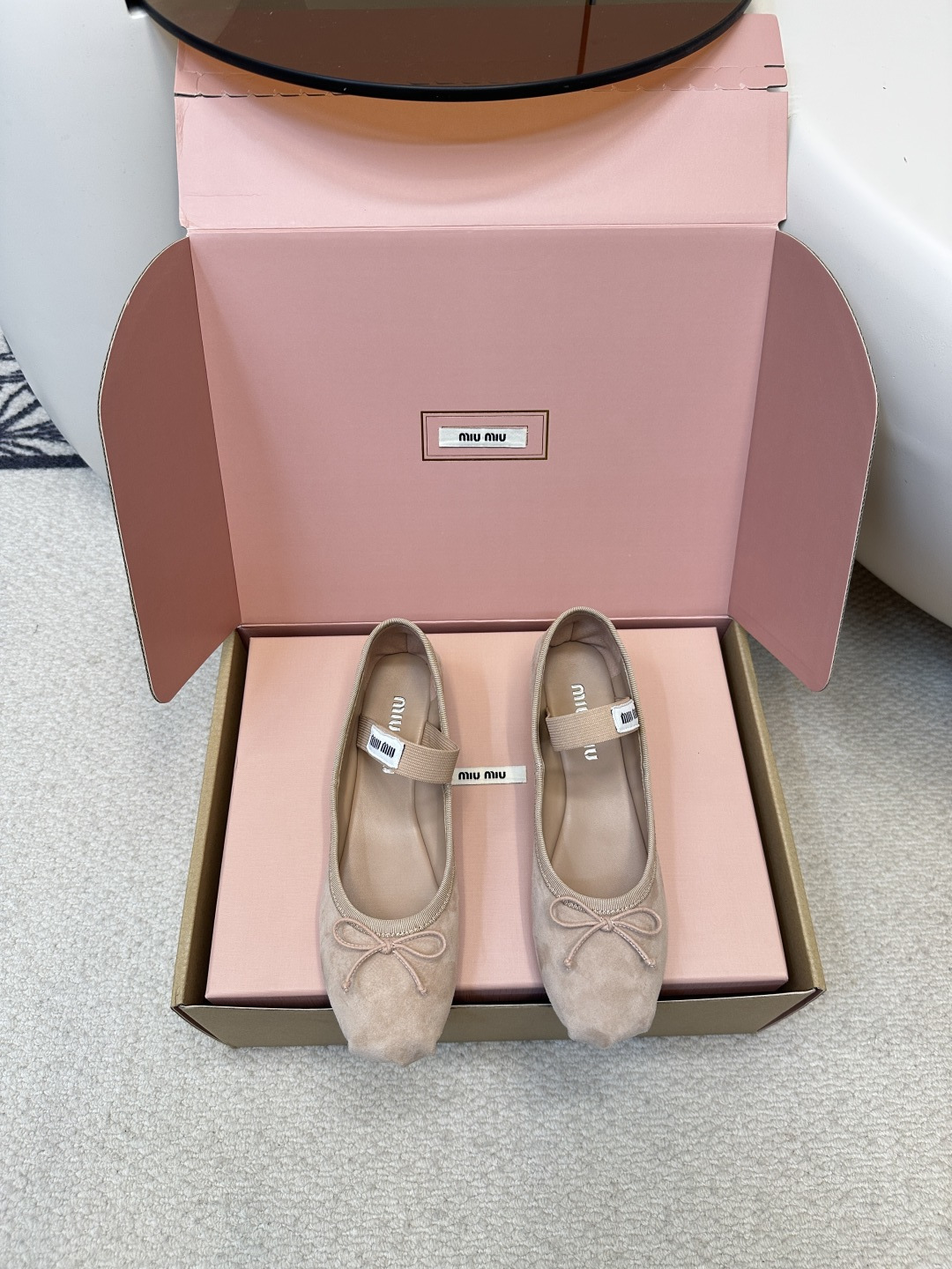 NO:406762,Top quality (airplane box) MIU MIU | Miu Miu Mary Jane Fairy Ballet Sheepskin Single Shoes Satin Ballet Flats debuted at the fashion show, reinvigorating the iconic style of the MiuMiu series. The unique design is accompanied by a relaxing belt decorated with bows and logos, showing a soft style. This pair of ballet shoes is simply poisonous, and the more you look at it, the more you like it, it is really not nonsense. The bow embellishment of the toe is a magical skill!  It won't overshadow the audience, but it adds a lot of cute girlish feel to these shoes!  The large U-neck design embosses the ankle lines so thin that the whole person looks tall and elegant. Upper fabric, high-quality matte sheepskin, a skin-friendly mixed goat leather material, soft sheepskin touch, even if worn naked feet, there is no pressure. The sole uses genuine leather sole imported from Italy. Size#35-40 (40.41.42 custom made without return), ballet shoes, miumiu, mary jane, flats, sheepskin19860909顶级品质（飞机盒） MIU MIU｜缪缪玛丽珍仙女芭蕾舞羊皮单鞋 缎面芭蕾平底鞋亮相时装秀,焕新演绎MiuMiu系列标志性的风格. 别致的设计伴以蝴蝶结与徽标装点的弹力带,展露柔美风情.这双芭蕾舞鞋简直有毒,越看越中意真不是瞎说的. 鞋头的蝴蝶结点缀是妙笔神功！不会喧宾夺主 但又为这双鞋增添了不少可爱少女感！ 大U口设计将脚踝线条修饰得好纤细让整个人看起来高挑又优雅 鞋面面料 优质磨砂羊皮 内里缝合亲肤的混种山羊皮料柔嫩的羊皮触感 哪怕裸脚穿 都毫无压力 大底采用意大利进口真皮鞋底 Size#35-40（40.41.42定做不退换),芭蕾舞鞋,miumiu,mary jane,flats,sheepskin,Women's Shoes