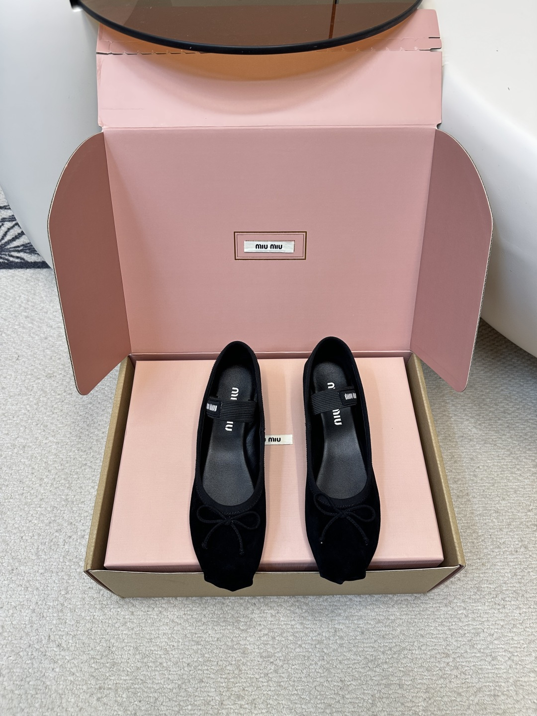 NO:406771,Top quality (airplane box) MIU MIU | Miu Miu Mary Jane Fairy Ballet Sheepskin Single Shoes Satin Ballet Flats debuted at the fashion show, reinvigorating the iconic style of the MiuMiu series. The unique design is accompanied by a relaxing belt decorated with bows and logos, showing a soft style. This pair of ballet shoes is simply poisonous, and the more you look at it, the more you like it, it is really not nonsense. The bow embellishment of the toe is a magical skill!  It won't overshadow the audience, but it adds a lot of cute girlish feel to these shoes!  The large U-neck design embosses the ankle lines so thin that the whole person looks tall and elegant. Upper fabric, high-quality matte sheepskin, a skin-friendly mixed goat leather material, soft sheepskin touch, even if worn naked feet, there is no pressure. The sole uses genuine leather sole imported from Italy. Size#35-40 (40.41.42 custom made without return), ballet shoes, miumiu, mary jane, flats, sheepskin19860909顶级品质（飞机盒） MIU MIU｜缪缪玛丽珍仙女芭蕾舞羊皮单鞋 缎面芭蕾平底鞋亮相时装秀,焕新演绎MiuMiu系列标志性的风格. 别致的设计伴以蝴蝶结与徽标装点的弹力带,展露柔美风情.这双芭蕾舞鞋简直有毒,越看越中意真不是瞎说的. 鞋头的蝴蝶结点缀是妙笔神功！不会喧宾夺主 但又为这双鞋增添了不少可爱少女感！ 大U口设计将脚踝线条修饰得好纤细让整个人看起来高挑又优雅 鞋面面料 优质磨砂羊皮 内里缝合亲肤的混种山羊皮料柔嫩的羊皮触感 哪怕裸脚穿 都毫无压力 大底采用意大利进口真皮鞋底 Size#35-40（40.41.42定做不退换),芭蕾舞鞋,miumiu,mary jane,flats,sheepskin,Women's Shoes