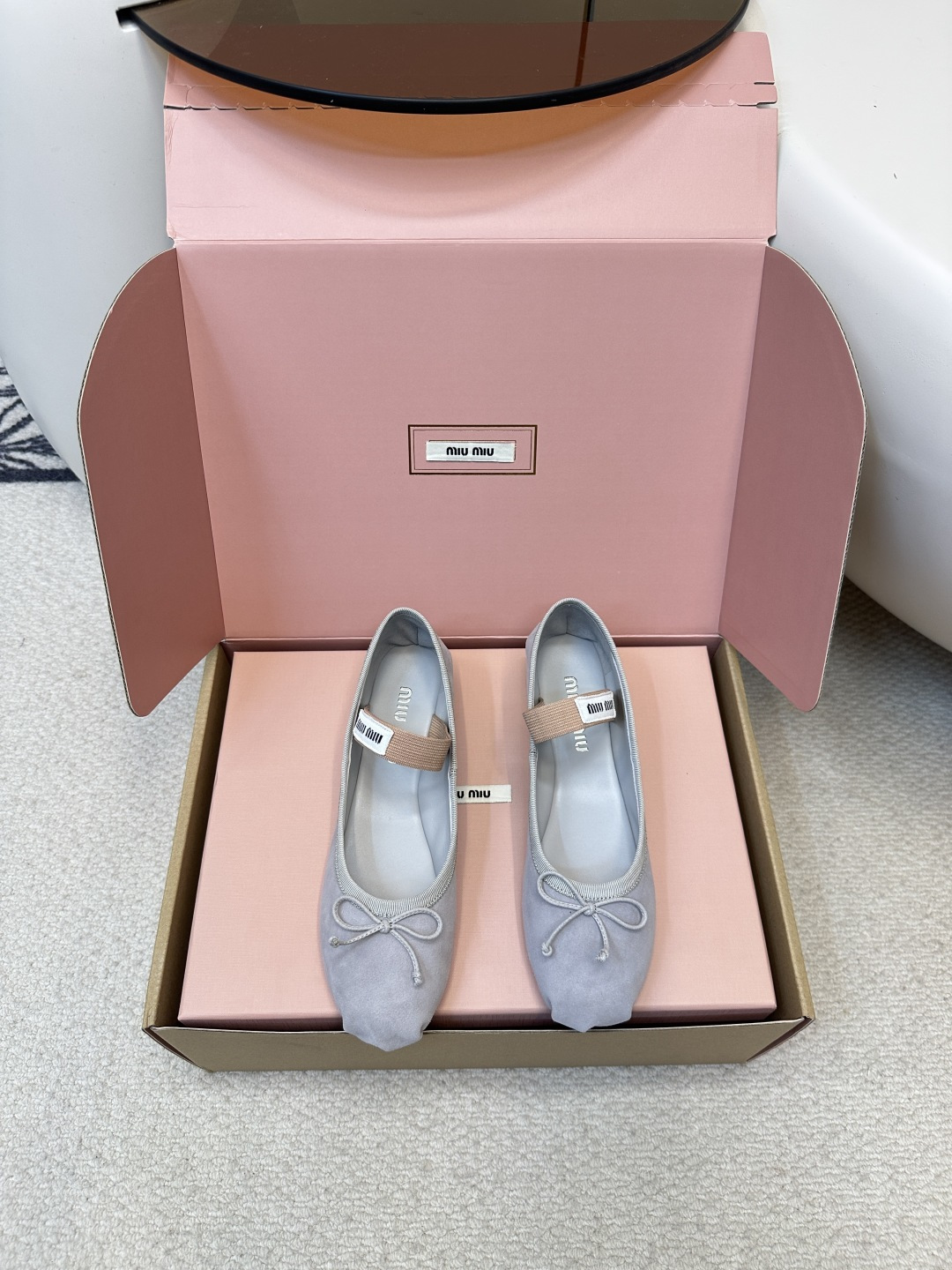 NO:406758,Top quality (airplane box) MIU MIU | Miu Miu Mary Jane Fairy Ballet Sheepskin Single Shoes Satin Ballet Flats debuted at the fashion show, reinvigorating the iconic style of the MiuMiu series. The unique design is accompanied by a relaxing belt decorated with bows and logos, showing a soft style. This pair of ballet shoes is simply poisonous, and the more you look at it, the more you like it, it is really not nonsense. The bow embellishment of the toe is a magical skill!  It won't overshadow the audience, but it adds a lot of cute girlish feel to these shoes!  The large U-neck design embosses the ankle lines so thin that the whole person looks tall and elegant. Upper fabric, high-quality matte sheepskin, a skin-friendly mixed goat leather material, soft sheepskin touch, even if worn naked feet, there is no pressure. The sole uses genuine leather sole imported from Italy. Size#35-40 (40.41.42 custom made without return), ballet shoes, miumiu, mary jane, flats, sheepskin19860909顶级品质（飞机盒） MIU MIU｜缪缪玛丽珍仙女芭蕾舞羊皮单鞋 缎面芭蕾平底鞋亮相时装秀,焕新演绎MiuMiu系列标志性的风格. 别致的设计伴以蝴蝶结与徽标装点的弹力带,展露柔美风情.这双芭蕾舞鞋简直有毒,越看越中意真不是瞎说的. 鞋头的蝴蝶结点缀是妙笔神功！不会喧宾夺主 但又为这双鞋增添了不少可爱少女感！ 大U口设计将脚踝线条修饰得好纤细让整个人看起来高挑又优雅 鞋面面料 优质磨砂羊皮 内里缝合亲肤的混种山羊皮料柔嫩的羊皮触感 哪怕裸脚穿 都毫无压力 大底采用意大利进口真皮鞋底 Size#35-40（40.41.42定做不退换),芭蕾舞鞋,miumiu,mary jane,flats,sheepskin,Women's Shoes