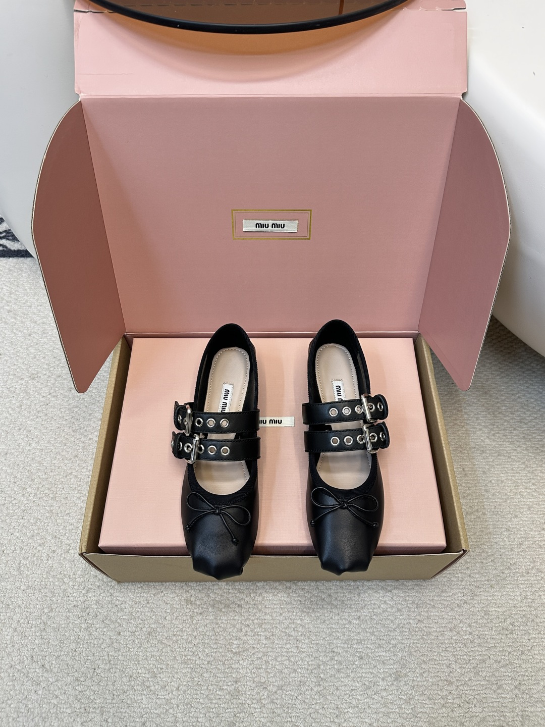 NO:406766,Top quality (airplane box) MIU MIU | Miu Miu Mary Jane Fairy Ballet Sheepskin Single Shoes Satin Ballet Flats debuted at the fashion show, reinvigorating the iconic style of the MiuMiu series. The unique design is accompanied by a relaxing belt decorated with bows and logos, showing a soft style. This pair of ballet shoes is simply poisonous, and the more you look at it, the more you like it, it is really not nonsense. The bow embellishment of the toe is a magical skill!  It won't overshadow the audience, but it adds a lot of cute girlish feel to these shoes!  The large U-neck design embosses the ankle lines so thin that the whole person looks tall and elegant. Upper fabric, high-quality matte sheepskin, a skin-friendly mixed goat leather material, soft sheepskin touch, even if worn naked feet, there is no pressure. The sole uses genuine leather sole imported from Italy. Size#35-40 (40.41.42 custom made without return), ballet shoes, miumiu, mary jane, flats, sheepskin19860909顶级品质（飞机盒） MIU MIU｜缪缪玛丽珍仙女芭蕾舞羊皮单鞋 缎面芭蕾平底鞋亮相时装秀,焕新演绎MiuMiu系列标志性的风格. 别致的设计伴以蝴蝶结与徽标装点的弹力带,展露柔美风情.这双芭蕾舞鞋简直有毒,越看越中意真不是瞎说的. 鞋头的蝴蝶结点缀是妙笔神功！不会喧宾夺主 但又为这双鞋增添了不少可爱少女感！ 大U口设计将脚踝线条修饰得好纤细让整个人看起来高挑又优雅 鞋面面料 优质磨砂羊皮 内里缝合亲肤的混种山羊皮料柔嫩的羊皮触感 哪怕裸脚穿 都毫无压力 大底采用意大利进口真皮鞋底 Size#35-40（40.41.42定做不退换),芭蕾舞鞋,miumiu,mary jane,flats,sheepskin,Women's Shoes