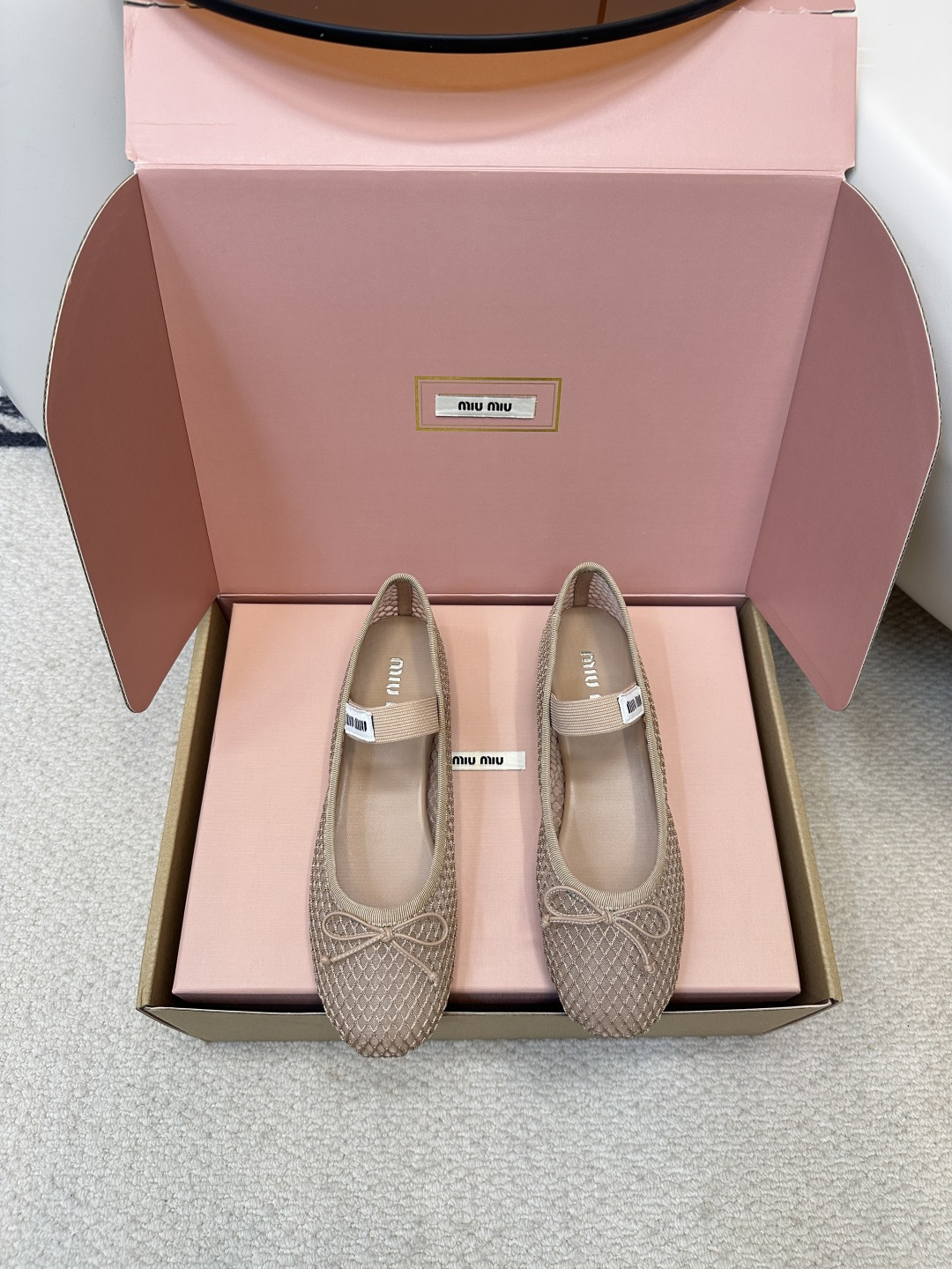 NO:406768,Top quality (airplane box) MIU MIU｜Mu Miu Mary Jane Fairy Ballet Breathable Mesh Shoes Satin ballet flats debuted at the fashion show, reinvigorating the iconic style of the MiuMiu series. The unique design is accompanied by a relaxing belt decorated with bows and logos, showing a soft style. This pair of ballet shoes is simply poisonous, and the more you look at it, the more you like it, it is really not nonsense. The bow embellishment of the toe is a magical skill!  It won't overshadow the audience, but it adds a lot of cute girlish feel to these shoes!  The large U-neck design embosses the ankle lines so thin that the whole person looks tall and elegant. Upper fabric, mesh fabric, skin-friendly mixed goat leather material, soft sheepskin touch, even if worn with naked feet, there is no pressure. The sole uses genuine leather sole imported from Italy. Size#35-40 (customized for 40.41.42, no return or exchange), ballet shoes, miumiu, mary jane, flats, sheepskin19860909顶级品质（飞机盒） MIU MIU｜缪缪玛丽珍仙女芭蕾舞透气网鞋 缎面芭蕾平底鞋亮相时装秀,焕新演绎MiuMiu系列标志性的风格. 别致的设计伴以蝴蝶结与徽标装点的弹力带,展露柔美风情.这双芭蕾舞鞋简直有毒,越看越中意真不是瞎说的. 鞋头的蝴蝶结点缀是妙笔神功！不会喧宾夺主 但又为这双鞋增添了不少可爱少女感！ 大U口设计将脚踝线条修饰得好纤细让整个人看起来高挑又优雅 鞋面面料 网纱面料 内里缝合亲肤的混种山羊皮料柔嫩的羊皮触感 哪怕裸脚穿 都毫无压力 大底采用意大利进口真皮鞋底 Size#35-40（40.41.42定做不退换),芭蕾舞鞋,miumiu,mary jane,flats,sheepskin,Women's Shoes