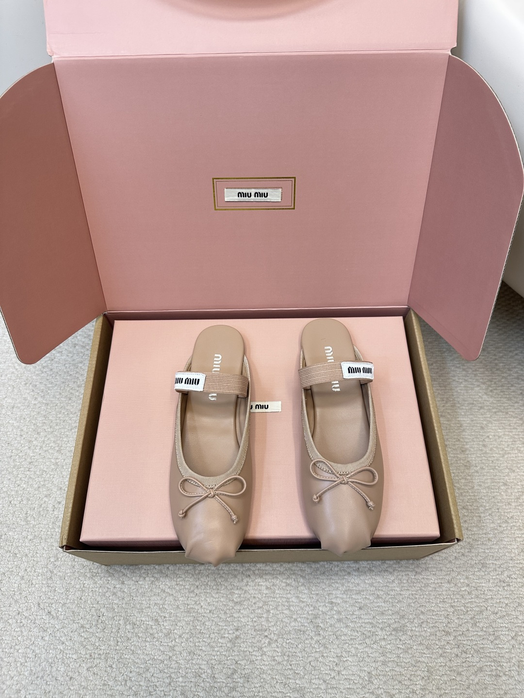 NO:410470,Top quality (airplane box) MIU MIU｜Mu Miu Mary Jane Fairy Ballet Fashion Semi-Travel Satin ballet flats debuted at the fashion show, reincarnating the iconic style of the MiuMiu series. The unique design is accompanied by a relaxing belt decorated with bows and logos to show the soft style. This pair of ballet shoes is simply poisonous, and the more you look at it, the more you like it, it is really not nonsense. The bow embellishment of the toe is a magical skill!  It won't overshadow the audience, but it adds a lot of cute girlish feel to these shoes!  The large U-neck design embosses the ankle lines so thin that the whole person looks tall and elegant. Upper fabric, high-quality goat skin, a skin-friendly mixed goat skin-friendly mixed goat skin-like texture. Even if you wear naked feet, there is no pressure. The sole uses genuine leather sole imported from Italy. Size#35-40 (customized for 40.41.42, no return or exchange), semi-torch, miumiu, mary jane, flats, sheepskin19860909顶级品质（飞机盒） MIU MIU｜缪缪玛丽珍仙女芭蕾舞时尚半拖 缎面芭蕾平底鞋亮相时装秀,焕新演绎MiuMiu系列标志性的风格. 别致的设计伴以蝴蝶结与徽标装点的弹力带,展露柔美风情.这双芭蕾舞鞋简直有毒,越看越中意真不是瞎说的. 鞋头的蝴蝶结点缀是妙笔神功！不会喧宾夺主 但又为这双鞋增添了不少可爱少女感！ 大U口设计将脚踝线条修饰得好纤细让整个人看起来高挑又优雅 鞋面面料 优质山羊皮 内里缝合亲肤的混种山羊皮料柔嫩的羊皮触感 哪怕裸脚穿 都毫无压力 大底采用意大利进口真皮鞋底 Size#35-40（40.41.42定做不退换),半拖,miumiu,mary jane,flats,sheepskin,Women's Shoes