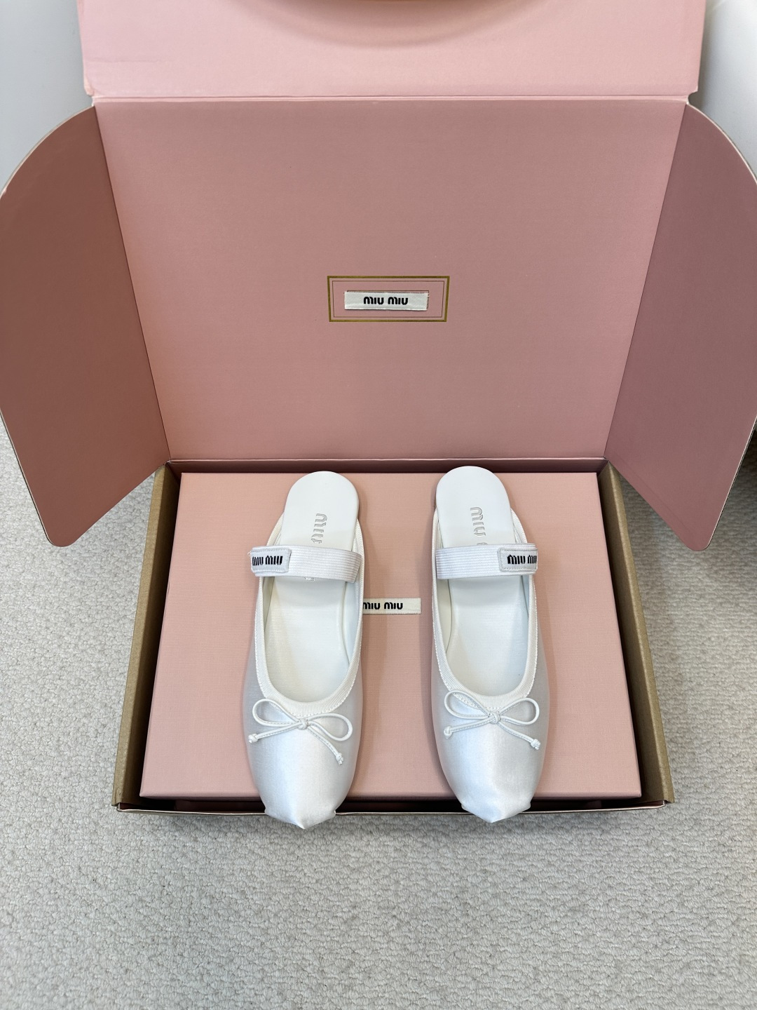 NO:410476,Top quality (airplane box) MIU MIU｜Mu Miu Mary Jane Fairy Ballet Fashion Semi-Travel Satin ballet flats debuted at the fashion show, reincarnating the iconic style of the MiuMiu series. The unique design is accompanied by a relaxing belt decorated with bows and logos to show the soft style. This pair of ballet shoes is simply poisonous, and the more you look at it, the more you like it, it is really not nonsense. The bow embellishment of the toe is a magical skill!  It won't overshadow the audience, but it adds a lot of cute girlish feel to these shoes!  The large U-neck design embosses the ankle lines so thin that the whole person looks tall and elegant. Upper fabric, imported silk fabric, mixed goat leather with skin-friendly inner sewing, soft sheepskin touch. Even if you wear naked feet, there is no pressure. The sole uses imported genuine leather sole from Italy. Size#35-40 (customized for 40.41.42, no return or exchange), semi-torch, miumiu, mary jane, flats, sheepskin, real silk19860909顶级品质（飞机盒） MIU MIU｜缪缪玛丽珍仙女芭蕾舞时尚半拖 缎面芭蕾平底鞋亮相时装秀,焕新演绎MiuMiu系列标志性的风格. 别致的设计伴以蝴蝶结与徽标装点的弹力带,展露柔美风情.这双芭蕾舞鞋简直有毒,越看越中意真不是瞎说的. 鞋头的蝴蝶结点缀是妙笔神功！不会喧宾夺主 但又为这双鞋增添了不少可爱少女感！ 大U口设计将脚踝线条修饰得好纤细让整个人看起来高挑又优雅 鞋面面料 进口真丝面料 内里缝合亲肤的混种山羊皮料柔嫩的羊皮触感 哪怕裸脚穿 都毫无压力 大底采用意大利进口真皮鞋底 Size#35-40（40.41.42定做不退换),半拖,miumiu,mary jane,flats,sheepskin,real silk,Women's Shoes
