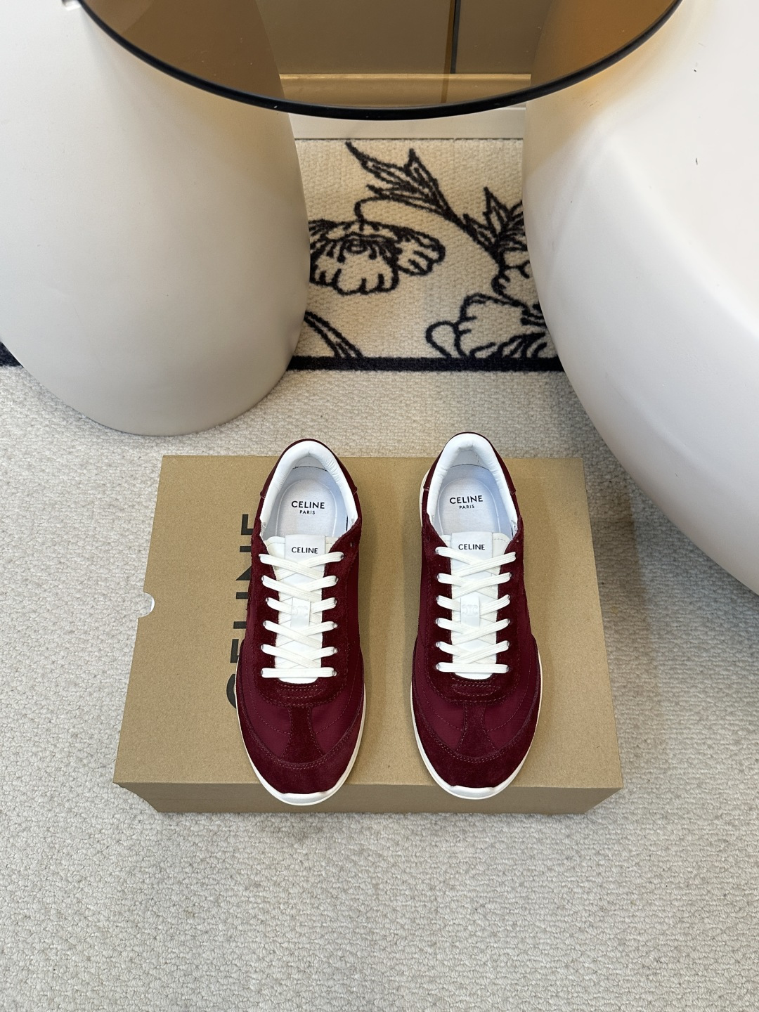 NO:410417,CELINE｜Si Lin's latest spring and summer Racer series Forrest Gump shoes Sport shoes (with Celine special outer box) Many celebrity fashion bloggers plant grass Forrest Gump shoes classic design is never out of date, cool and versatile, whether it is sports style or casual wear on the street, it can perfectly adapt, easily improving the texture of the overall shape. Moreover, the design of this pair of shoes is very suitable for the foot shape, not tired of walking, and is also breathable in spring and summer, and will not sweat. Whether you are shopping, traveling or exercising, it can become your best match. The upper is high mercerized cowhide splicing breathable cloth Original private model TPU combination sole Size35-40 (customized for 40.41), casual shoes/sports shoes, celine, sneakers, cowhide19860909CELINE｜思琳春夏最新款Racer系列 阿甘鞋 运动鞋（配Celine专用外箱）  超多明星时尚博主种草 阿甘鞋鞋型设计经典永不过时 酷帅又百搭无论是运动风穿搭 还是日常出街的休闲装,它都能完美适配,轻松提升整体造型的质感 而且这双鞋的设计很贴合脚型,走路不累脚,春夏穿着也很透气,不会闷汗 不管你是去逛街、旅行还是运动,它都能成为你的最佳搭子 鞋面高丝光牛皮拼接透气布 原版私模TPU组合大底 Size35-40（40.41订做）,休闲鞋/运动鞋,celine,sneakers,cowhide,Women's Shoes