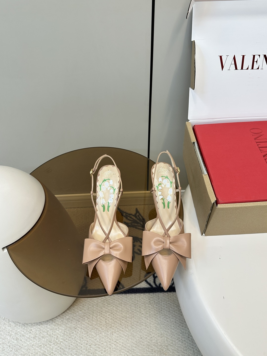 NO:410464,Top quality (with airplane box) Valentino VT25ss bow high heel sandals Unparalleled quality workmanship no need to describe what we produce is always high-quality products, and has been imitated and has never been surpassed. Fabric calfskin fabric, texture that can be seen!  Inner sheepskin footbed sheepskin heel height 9cm imported Italian leather sole outsole size 35-40 (40, 41 custom made, high heels, valentino, valentino, sandals, high heels, cowhide, sheepskin19860909顶级品质（配飞机盒） Valentino华伦天奴 VT25ss蝴蝶结高跟凉鞋 无与伦比质量做工不用再描述咱家出的永远都是精品,一直在被模仿从未被超越过 面料小牛皮面料、看的到的质感！ 内里羊皮垫脚羊皮 跟高9cm 进口意大利真皮底大底 码数35-40（40、41定做,高跟鞋,valentino,valentino,sandals,high heels,cowhide,sheepskin,Women's Shoes