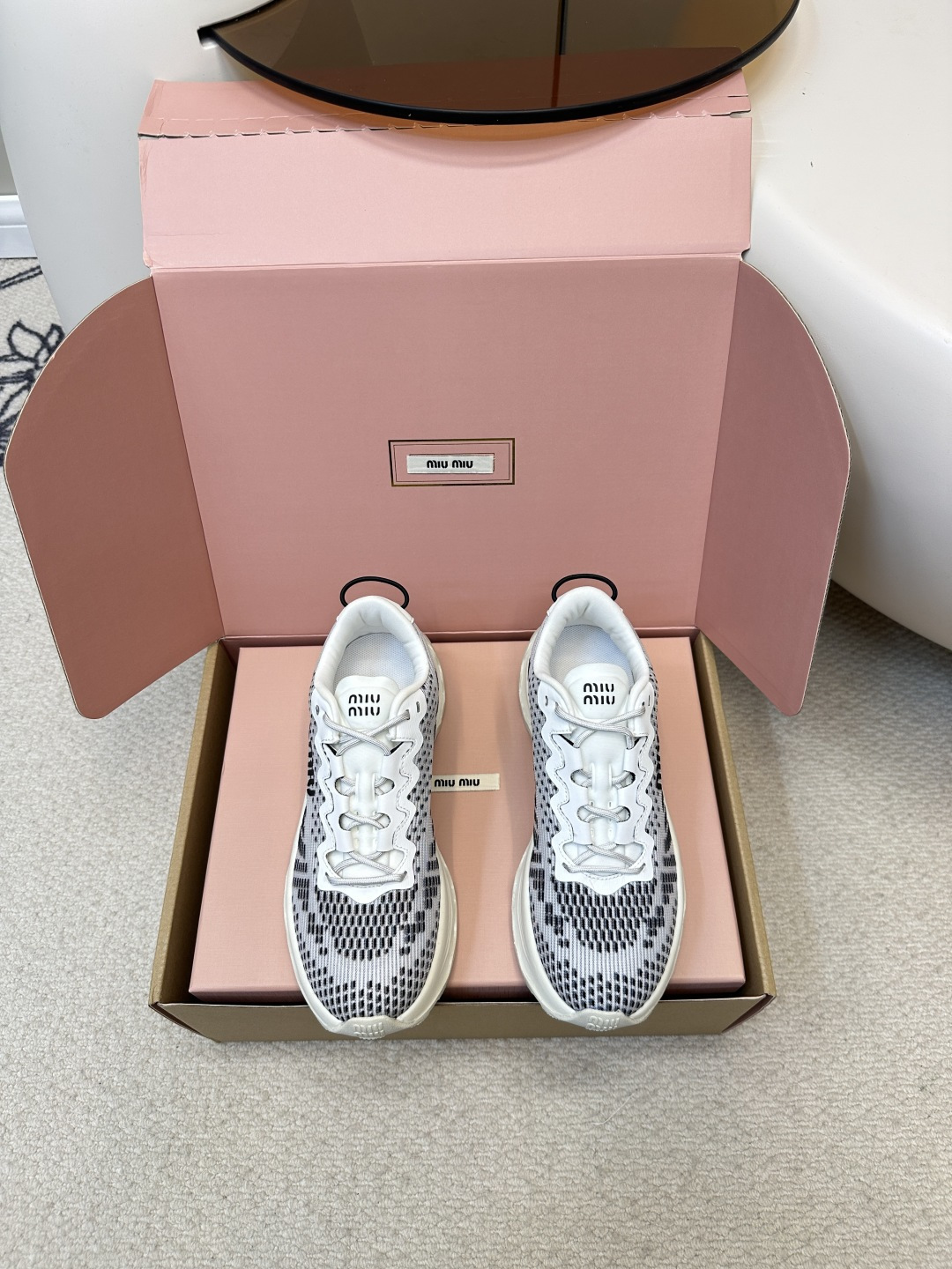 NO:410423,Top quality (original packaging) miumiu｜Miao Miu 2025 American retro style dad shoes Sport shoes Miumiu Miu American retro style dad shoes Sport shoes ~ Fashionable, easy to match with feet very comfortable, retro and fashionable, beautiful and beautiful, simple sports board shoes design The fabric uses technological mesh craftsmanship Mesh inner lining + latex insole Original open mold rubber foam sole SIZE women 35-40 Men's size 39-44, casual shoes/sneakers, miumiu, sneakers19860909顶级品质（原版包装） miumiu｜缪缪2025美式复古风老爹鞋 运动鞋 miumiu缪缪美式复古风老爹鞋 运动鞋 ~ 时尚,随意搭配上脚非常舒适,复古又时髦上脚美炸了简约的运动板鞋设计 面料采用科技网纱工艺 网布内里+乳胶鞋垫 原版开模橡胶发泡大底 SIZE女35-40 男码39-44,休闲鞋/运动鞋,miumiu,sneakers,Women's Shoes