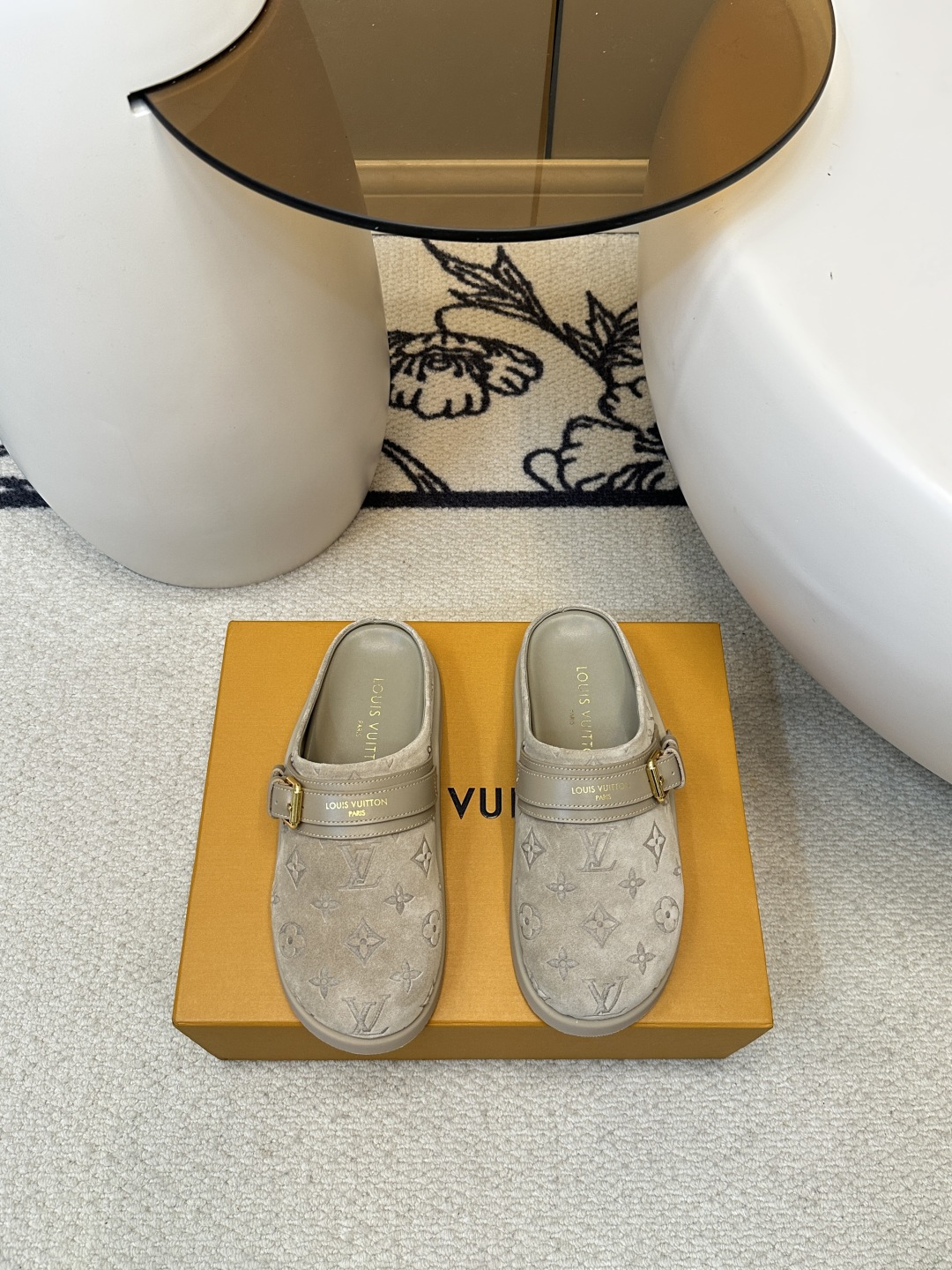 NO:411701,Louis vuitton｜Louis vuitton 25ss new Birken Slippers, cute, and the foot feel is simply too good. The side logo is the finishing touch. Simple and high-end. Heel-exposed design. Wear and walk. Lazy Gospel. Excellent footing effect. Close eyes. Original purchase and development. Upper imported matte leather + presbyopia. Hardware buckle original mold opening. Inner footing sheepskin. Sole original mold opening. High density Tpu outsole. Size number 35-41. Semi-torch. Louis vuitton. Louis vuitton. Slippers, sheepskin.19860909批 louis vuitton｜路易斯威登25ss新款勃肯拖鞋 可可爱爱、脚感简直不要太好 侧面logo扣点睛之笔 简约又高级 露跟设计 即穿即走 懒人福音 上脚效果极佳 闭眼入 原版购入开发 鞋面进口磨砂皮进+老花超纤 五金扣原版开模 内里垫脚羊皮 鞋底原版开模高密度Tpu大底. 码数35-41,半拖,louis vuitton,louis vuitton,slippers,sheepskin,Women's Shoes