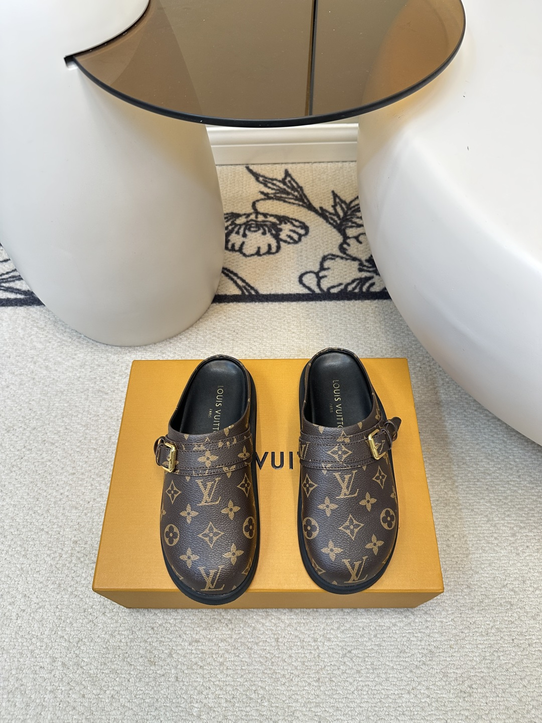 NO:411696,Louis vuitton｜Louis vuitton 25ss new Birken Slippers, cute, and the foot feel is simply too good. The finishing touch of the side logo is simple and high-end. Heel-exposed design. It is wearable and walkable. The gossip is lazy. The effect of the foot is excellent. Close the eyes. The original purchase and development. The upper is imported matte leather + presbyopia. Hardware buckle original mold opening. The inner foot pad sheepskin. The sole is original mold opening. High density Tpu outsole. Size number 35-41. Semi-torch, louis vuitton, louis vuitton, slippers, sheepskin19860909批 louis vuitton｜路易斯威登25ss新款勃肯拖鞋 可可爱爱、脚感简直不要太好 侧面logo扣点睛之笔 简约又高级 露跟设计 即穿即走 懒人福音 上脚效果极佳 闭眼入 原版购入开发 鞋面进口磨砂皮进+老花超纤 五金扣原版开模 内里垫脚羊皮 鞋底原版开模高密度Tpu大底. 码数35-41,半拖,louis vuitton,louis vuitton,slippers,sheepskin,Women's Shoes