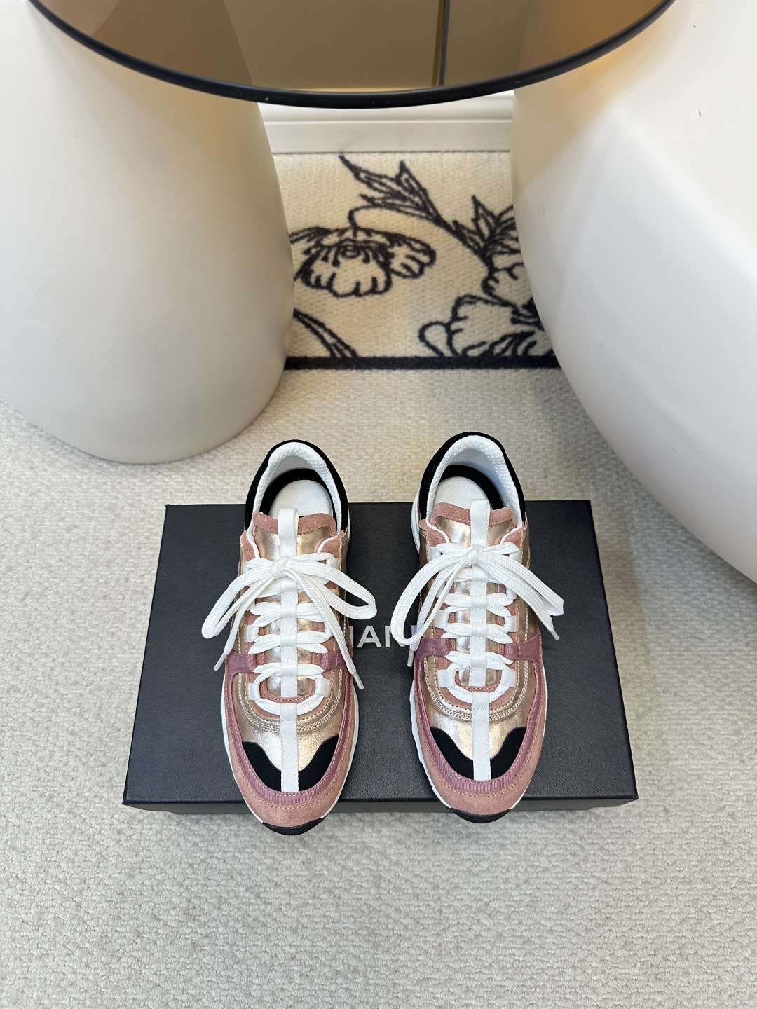 NO:410429,CHANEL｜Chanel 25A latest German training shoes Casual sports shoes Pair C running shoes Counter synchronization The counter is very popular The most popular thick-soled casual shoes on the entire network It is conceivable that Xiaoxiangguan cannot miss the appearance and comfort coexist simplicity and versatility The thick-soled height enhancement is super versatile, whoever wears it in close eyes looks good? The upper cowhides the cowhide of cowhide, breathable mesh and bris, the original outsole of TPU size: 35-41, casual shoes/sports shoes, chanel, chanel, sneakers, cowhide19860909CHANEL｜香奈儿25A最新德训鞋 休闲运动鞋 双C跑鞋  专柜同步 专柜非常火爆 非常难买的一款鞋 全网最火的厚底休闲鞋 可想而知小香控不可错过的 颜值与舒适并存的 简约百搭 厚底增高超级百搭,闭眼入谁穿谁好看 鞋面牛皮拼接 内里透气网布里 大底TPU原版大底 码数:35-41,休闲鞋/运动鞋,chanel,chanel,sneakers,cowhide,Women's Shoes