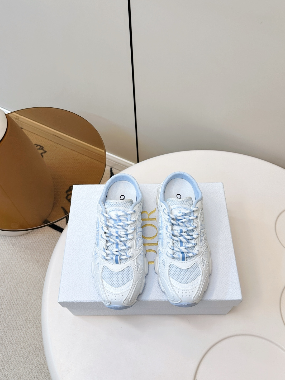 NO:410435,DIOR｜Dio's new casual and fashionable running shoes, semi-travel dad shoes DIOR recently launched a new sports shoe model Chrono, which reinterprets the retro running shoes design with the brand's high-end fashion elements, wrapped in white mesh material wrapped in layered leather cut pieces, laying the retro atmosphere of the whole pair of shoes, embellished with multiple classic details, including the CD logo on the side, the lucky star patch on the tongue, and the DIORLogo on the heel. At the same time, the stitching element, as the most unique design element of the shoe, appears on the CD logo on the side, the toe, the heel and the splicing of the cut pieces on the side in many ways. It must be praised. The foot is super light and will not be boring in summer. It is especially good to wear in both the design and the color matching. It can be worn all year round, and it is super easy to match.  Size 35-40 (40, 41 customized), casual shoes/sports shoes, dior, dior, sneakers19860909DIOR｜迪奥新品休闲时尚跑鞋 半拖 老爹鞋 DIOR近日推出了全新运动鞋款 Chrono,以品牌的高级时装元素重新演绎复古跑鞋设计白色网眼材质被层叠的皮革裁片所包裹,奠定了整双鞋款的复古氛围,缀以多个经典细节,包括侧面的CD标志、鞋舌的幸运星贴布,以及后跟处的 DIORLogo.同时,缝线元素作为鞋款最独树一帜的设计元素以多种方式出现在侧面的CD标志上、鞋头、后跟及部分裁片拼接处. 必须来夸一夸的 上脚超级轻盈,夏天穿也不会闷无论是设计还是配色都特别戳我 一年四季都可穿,超级好搭配 码数35-40（40、41订做）,休闲鞋/运动鞋,dior,dior,sneakers,Women's Shoes