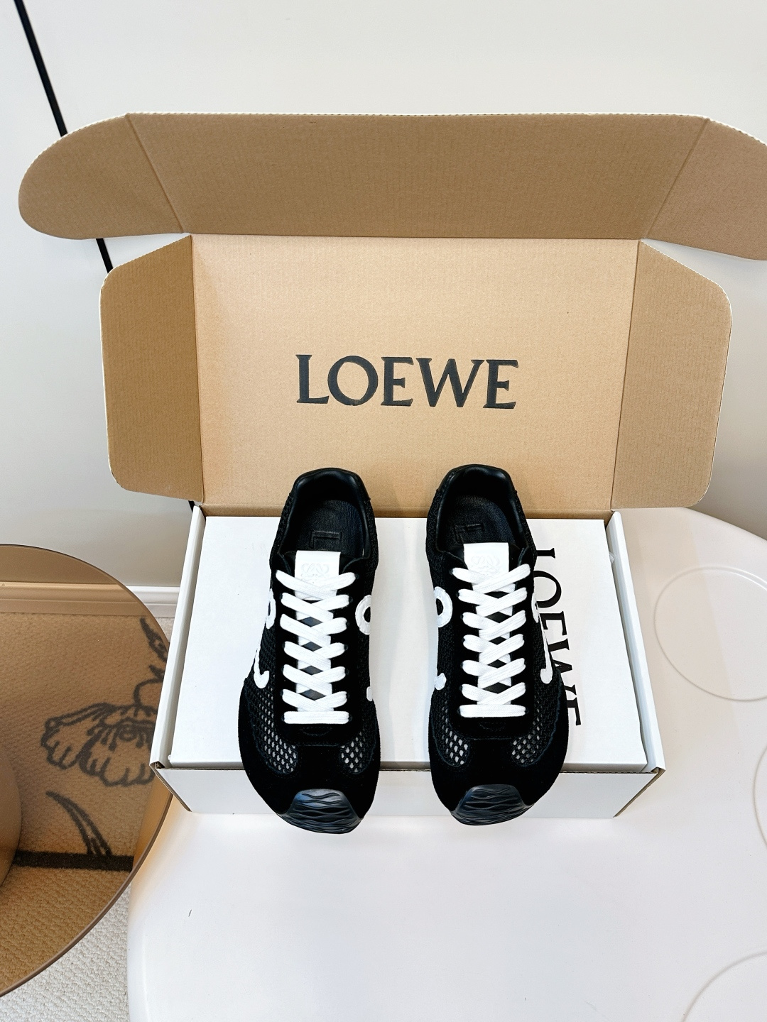 NO:411635,Batch Aircraft Box 10 LOEWE 25ss Early Spring Forrest Gump Shoes German Training Shoes Sports Shoes Couple Style Luo Yiwei Color Bundle Sports Shoes!  The minimalist style is really perfect and versatile!  Just wear it easily and the shoes are very high-end and light!  No pressure to go shopping!  The biggest feature of this shoe is invincible and comfortable to wear, it is light and has no weight-bearing feeling. It does not require a running-in period, so comfortable that you feel like you are not wearing shoes. You are an old friend when you put it on. The upper is frosted leather splicing mesh, inner sheepskin size35-45, casual shoes/sports shoes, loewe, loewe, sneakers, sheepskin19860909批 飞机盒10 LOEWE 25ss早春阿甘鞋 德训鞋 运动鞋 情侣款 罗意威拼色运动鞋！极简风格真的做到极致、实在太百搭！随便穿搭就可以很高级、鞋子很轻便！逛街暴走无压力！这鞋最大特点上脚无敌舒适、穿起来很轻盈没有负重感,无需磨合期、舒适到让你感觉没穿鞋一样、上脚就是老朋友, 鞋面 磨砂皮拼接网布 内里绵羊皮 size35-45,休闲鞋/运动鞋,loewe,loewe,sneakers,sheepskin,Women's Shoes