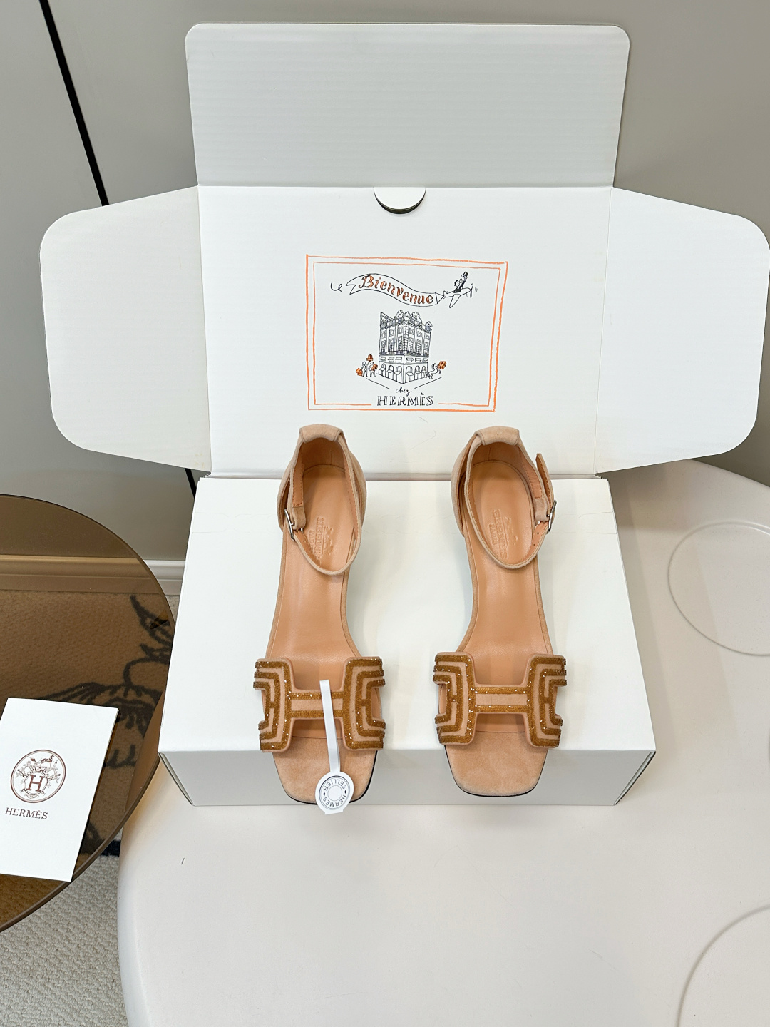 NO:415248,Top version (with airplane box) Hermes Fashionable Diamond H-Trained Fashionable and sexy high-heeled sandals Fashionable and versatile Matched with H toe Super comfortable Every detail is designed to be minimalist and smooth, creating a fashionable and soft look Original deer skin soup diamonds Inner sheepskin/foot-pad sheepskin Italian double-layer genuine leather sole Heel height: 10.5cm 7cm 4cm Three heel height SIZE34-43 (34.40.41.42.43 Customized without return or replacement), high heels, hermes, hermes, sandals, high heels, sheepskin19860909顶级版本（配飞机盒） Hermes 爱马仕时尚烫钻H拖 时尚性感高跟凉鞋 时尚又百搭 搭配H鞋头 超级舒服 每个细节都做到极致设计简约流畅 打造时尚柔美造型  原版鹿皮汤钻 内里羊皮/垫脚羊皮 意大利双层真皮底 跟高:10.5cm 7cm 4cm 三个跟高 SIZE34-43（34.40.41.42.43定制不退不换）,高跟鞋,hermes,hermes,sandals,high heels,sheepskin,Women's Shoes