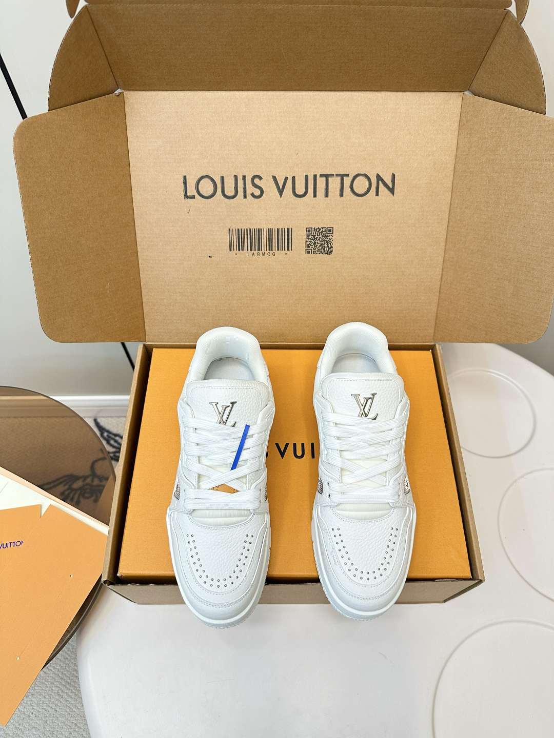 NO:438444,Top quality (with airplane box) Louis Vuiton New LV Trainer series board shoes basketball shoes casual sneakers This LV Trainer sneakers is a classic creativity inspired by designer Virgil Abloh by retro basketball shoes. This time, smooth cowhide leather and Monogram embossed grain cowhide leather, and then Monogram flowers embellish the rubber outsole, reflecting the eye-catching jump in the integrated color!  Original imported fabric, cowhide/denim, inner lining, customized breathable net, original sole, open mold, two-color TPU combination sole, thickness of the sole, about 3cm, size, women's 35-40. Men's 38-46, casual shoes/sports shoes, louis vuitton, louis vuitton, louis vuitton, louis vuitton, sneakers, cowhide19860909顶级品质（配飞机盒） Louis Vuiton·路易威登 新款 LV Trainer系列板鞋篮球鞋休闲运动鞋 此款LV Trainer运动鞋是由设计师Virgil Abloh由复古篮球鞋激发的经典创意,此次拼接光滑牛皮革和Monogram压纹粒面牛皮革,再以Monogram花卉点缀橡胶外底,映现一体色彩中的醒目跳跃！ 面料原版进口头层牛皮/牛仔布 内里原版定制透气网里 鞋底原版开模双色TPU组合大底 底厚约3cm 码数女35-40.男38-46,休闲鞋/运动鞋,louis vuitton,louis vuitton,louis vuitton,sneakers,cowhide,Women's Shoes