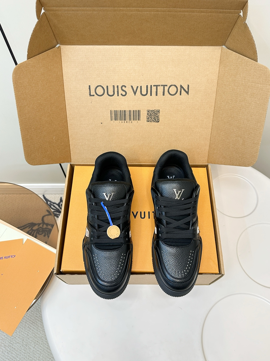 NO:438452,Top quality (with airplane box) Louis Vuiton New LV Trainer series board shoes basketball shoes casual sneakers This LV Trainer sneakers is a classic creativity inspired by designer Virgil Abloh by retro basketball shoes. This time, smooth cowhide leather and Monogram embossed grain cowhide leather, and then Monogram flowers embellish the rubber outsole, reflecting the eye-catching jump in the integrated color!  Original imported fabric, cowhide/denim, original custom breathable net, original sole, open mold, two-color TPU combination sole, thickness of the sole, top quality (with aircraft box), size 35-40. Men, 38-46, casual shoes/sports shoes, louis vuitton, louis vuitton, louis vuitton, louis vuitton, sneakers, cowhide19860909顶级品质（配飞机盒） Louis Vuiton·路易威登 新款 LV Trainer系列板鞋篮球鞋休闲运动鞋 此款LV Trainer运动鞋是由设计师Virgil Abloh由复古篮球鞋激发的经典创意,此次拼接光滑牛皮革和Monogram压纹粒面牛皮革,再以Monogram花卉点缀橡胶外底,映现一体色彩中的醒目跳跃！ 面料原版进口头层牛皮/牛仔布 内里原版定制透气网里 鞋底原版开模双色TPU组合大底 底厚约3cm 码数顶级品质（配飞机盒） 码数女35-40.男38-46,休闲鞋/运动鞋,louis vuitton,louis vuitton,louis vuitton,sneakers,cowhide,Women's Shoes