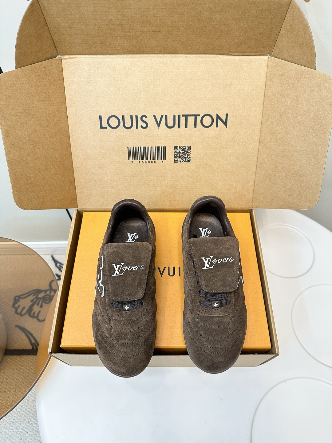 NO:439930,Louis Vuiton FOOTPRINT SOCCER sneakers Football shoes German training shoes Pharrell Williams draws inspiration from football and launches LV Footprint Soccer sneakers Suede cowhide leather body with subtle fading effect Side LV letters inject dynamic vitality into the smooth configuration The tongue conveys the team's unity with the LVers United logo Palm rubber outsole brings multiple brand logos Suede cowhide leather Shoe lace Louis Vuitton elements Removable tongue Palm rubber outsole Inner lambskin inner embellishment LV letters and Monogram size 35-45 original luxury packaging box, casual shoes/sports shoes, louis vuitton, louis  vuitton, louis vuitton, versace, sneakers, cowhide, sheepskin19860909Louis Vuiton FOOTPRINT SOCCER 运动鞋 足球鞋 德训鞋 Pharrell Williams 从足球运动中汲取灵感 倾情推出 LV Footprint Soccer 运动鞋 绒面牛皮革鞋身呈现微妙褪色效果 侧面 LV 字母为流畅构型注入动感活力 鞋舌以 LVers United 标识传递球队的团结精神 掌印橡胶外底将多重品牌标识共冶一炉 绒面牛皮革 鞋带路易威登元素 可拆卸鞋舌 掌印橡胶外底 内里羊皮内里 点缀 LV 字母和 Monogram 码数35-45原版豪华包装盒,休闲鞋/运动鞋,louis vuitton,louis vuitton,louis vuitton,versace,sneakers,cowhide,sheepskin,Women's Shoes