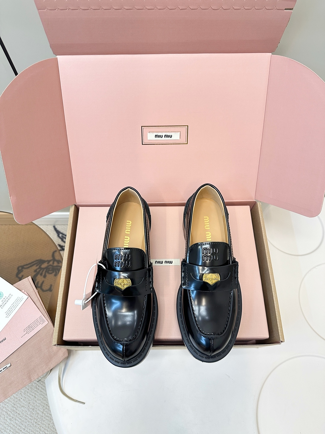 NO:630686,Top version (airplane box) MIUMIU｜Miu Miu 2025 new gold coin style thick-soled loafers Miu Miu These are small leather shoes that get better and better with each passing day. When paired with socks, they are very college-style and look high-end. They are sweet and cool. The leather is also very soft and the version is particularly slim. It is also friendly to Jimei with wide feet. The original open-edge fabric and beaded genuine color!  Lining, foot pads, high-definition sheepskin lining, size 35-40 (customized at 40.41), outsole, original molded wear-resistant velvet foam sole, original high-quality packaging, loafers, miumiu, loafers, sheepskin, socks19860909顶级版本（飞机盒） MIUMIU｜缪缪2025新款金币款厚底乐福鞋 缪缪这是一款越看越上头的小皮鞋,配上袜子也是很有学院风一整个高级住了,又甜又酷,皮质也特别软而且版型特别显瘦,对脚宽的集美也很友好 面料原版开边珠正版色哦！ 内里垫脚高定羊皮内里 size35-40（40.41订做） 大底原版开模耐磨绒发泡底 原版高配精品包装,乐福鞋,miumiu,loafers,sheepskin,socks,Women's Shoes