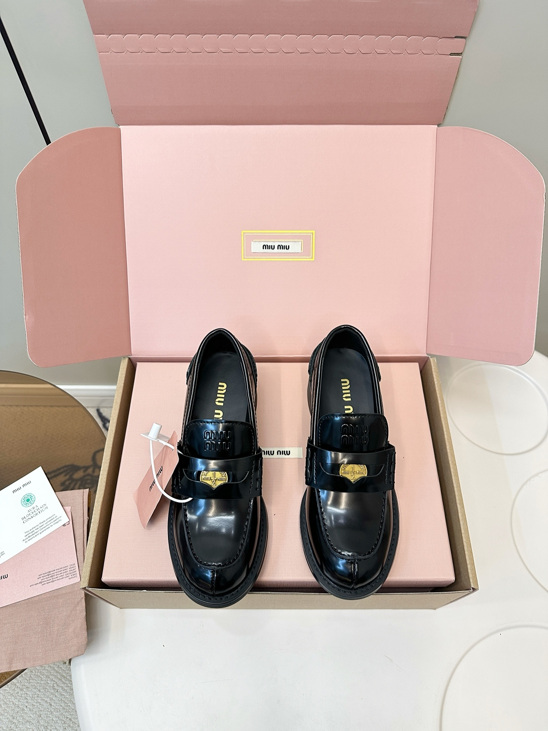 NO:630689,Top version (airplane box) MIUMIU｜Miu Miu 2025 new gold coin style mid-heeled ladies' leather shoes Miu Miu These are small leather shoes that get more and more classy the more you look at them. They also have a college style when paired with socks. They are all high-end. They are sweet and cool. The leather is also very soft and the version is particularly slim. They are also friendly to Jimei with wide feet. The original open edge beaded fabric is the authentic color!  Lining, foot pads, high-definition sheepskin lining, size 35-40 (customized at 40.41), outsole, original molded wear-resistant velvet foam sole, original high-quality packaging, loafers, miumiu, loafers, sheepskin, socks19860909顶级版本（飞机盒） MIUMIU｜缪缪2025新款金币款中跟淑女款皮鞋 缪缪这是一款越看越上头的小皮鞋,配上袜子也是很有学院风一整个高级住了,又甜又酷,皮质也特别软而且版型特别显瘦,对脚宽的集美也很友好 面料原版开边珠正版色哦！ 内里垫脚高定羊皮内里 size35-40（40.41订做） 大底原版开模耐磨绒发泡底 原版高配精品包装,乐福鞋,miumiu,loafers,sheepskin,socks,Women's Shoes