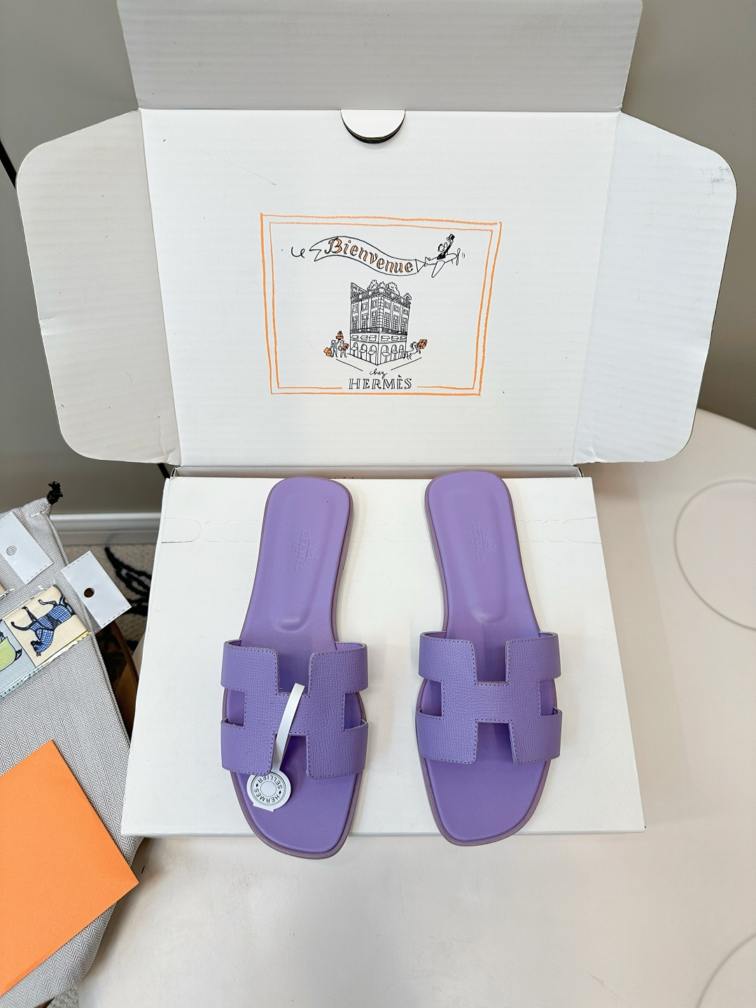 NO:448139,Top version (with aircraft box) Hermes Fashionable palm print H-soled flat slippers Fashionable and versatile, matched with H-toe, super comfortable, every detail is extremely simple and smooth, creating a fashionable and soft look Original palm print calfskin inner sheepskin/foot-pad sheepskin Italian double-layer genuine leather sole SIZE34-43 (34.40.41.42.43 customization, no return or replacement), slippers, hermes, hermes, slippers, cowhide, sheepskin19860909顶级版本（配飞机盒） Hermes 爱马仕时尚手掌纹H拖 平底拖鞋 时尚又百搭 搭配H鞋头 超级舒服 每个细节都做到极致设计简约流畅 打造时尚柔美造型  原版手掌纹小牛皮 内里羊皮/垫脚羊皮 意大利双层真皮底 SIZE34-43（34.40.41.42.43定制不退不换）,拖鞋,hermes,hermes,slippers,cowhide,sheepskin,Women's Shoes