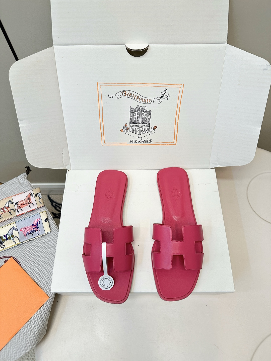 NO:448145,Top version (with airplane box) Hermes Fashionable calfskin H-shoe Flat slippers Fashionable and versatile Paired with H toe Super comfortable Every detail is designed to be minimalist and smooth, creating a fashionable and soft look Original palm print calfskin inner sheepskin/foot-pad sheepskin Italian double-layer genuine leather sole SIZE34-43 (34.40.41.42.43 Customized without return or replacement), slippers, hermes, hermes, slippers, cowhide, sheepskin19860909顶级版本（配飞机盒） Hermes 爱马仕时尚小牛皮H拖 平底拖鞋 时尚又百搭 搭配H鞋头 超级舒服 每个细节都做到极致设计简约流畅 打造时尚柔美造型  原版手掌纹小牛皮 内里羊皮/垫脚羊皮 意大利双层真皮底 SIZE34-43（34.40.41.42.43定制不退不换）,拖鞋,hermes,hermes,slippers,cowhide,sheepskin,Women's Shoes