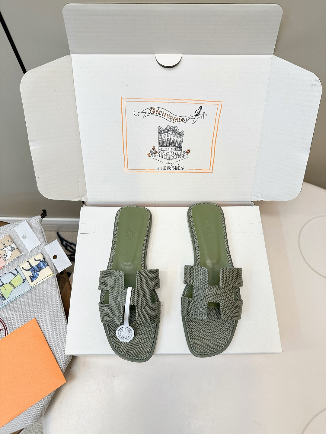 NO:448151,Top version (with aircraft box) Hermes Fashion H-tug crocodile pattern flat slippers Fashionable and versatile. Matched with H toe. Super comfortable. Every detail is designed with minimalist and smooth. Create a fashionable and soft look. Original crocodile pattern calf leather inner sheepskin/foot-pad sheepskin Italian double-layer genuine leather sole SIZE34-43 (34.40.41.42.43 customization without return or replacement), slippers, hermes, hermes, slippers, cowhide, sheepskin19860909顶级版本（配飞机盒） Hermes 爱马仕时尚H拖 鳄鱼纹平底拖鞋 时尚又百搭 搭配H鞋头 超级舒服 每个细节都做到极致设计简约流畅 打造时尚柔美造型  原版鳄鱼纹小牛皮 内里羊皮/垫脚羊皮 意大利双层真皮底 SIZE34-43（34.40.41.42.43定制不退不换）,拖鞋,hermes,hermes,slippers,cowhide,sheepskin,Women's Shoes