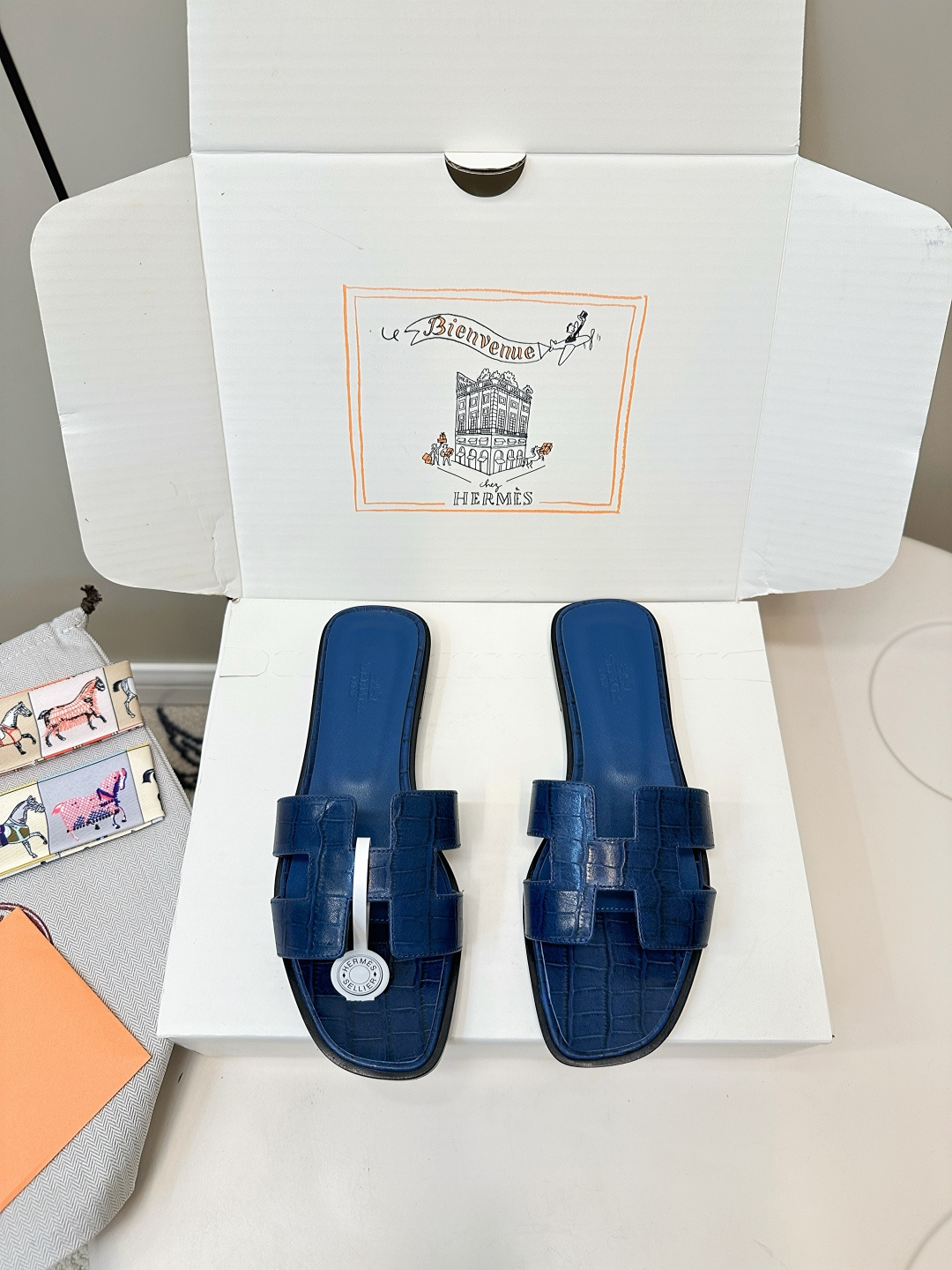 NO:448157,Top version (with aircraft box) Hermes Fashion H-tug Stone-patterned flat slippers Fashionable and versatile. Paired with H-tie Super comfortable. Every detail is designed to be minimalist and smooth. Create a fashionable and soft look. Original stone-patterned calfskin inner sheepskin/foot-pad sheepskin Italian double-layer genuine leather sole SIZE34-43 (34.40.41.42.43 Customized without return or replacement), slippers, hermes, hermes, slippers, cowhide, sheepskin19860909顶级版本（配飞机盒） Hermes 爱马仕时尚H拖 石头纹平底拖鞋 时尚又百搭 搭配H鞋头 超级舒服 每个细节都做到极致设计简约流畅 打造时尚柔美造型  原版石头纹小牛皮 内里羊皮/垫脚羊皮 意大利双层真皮底 SIZE34-43（34.40.41.42.43定制不退不换）,拖鞋,hermes,hermes,slippers,cowhide,sheepskin,Women's Shoes