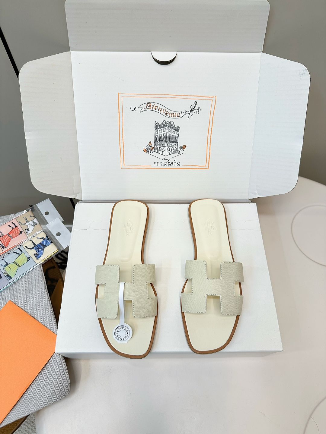 NO:448163,Top version (with aircraft box) Hermes Fashionable palm print H-soled flat slippers Fashionable and versatile, matched with H-toe, super comfortable, every detail is extremely simple and smooth, creating a fashionable and soft look Original palm print calfskin inner sheepskin/foot-pad sheepskin Italian double-layer genuine leather sole SIZE34-43 (34.40.41.42.43 customization, no return or replacement), slippers, hermes, hermes, slippers, cowhide, sheepskin19860909顶级版本（配飞机盒） Hermes 爱马仕时尚手掌纹H拖 平底拖鞋 时尚又百搭 搭配H鞋头 超级舒服 每个细节都做到极致设计简约流畅 打造时尚柔美造型  原版手掌纹小牛皮 内里羊皮/垫脚羊皮 意大利双层真皮底 SIZE34-43（34.40.41.42.43定制不退不换）,拖鞋,hermes,hermes,slippers,cowhide,sheepskin,Women's Shoes